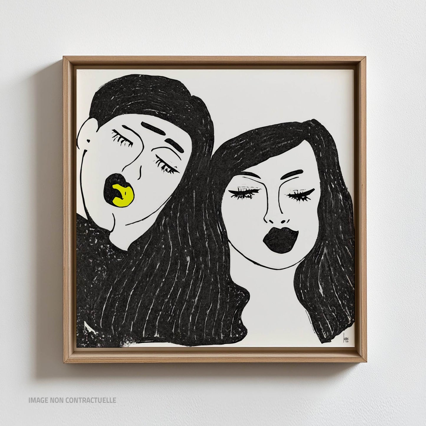 Œuvre 'TRISTAN ET YSEULT' sur cadre flottant en bois clair, visages enlacés en noir et blanc avec jaune, tirage sur Dibond, style minimaliste, 2023