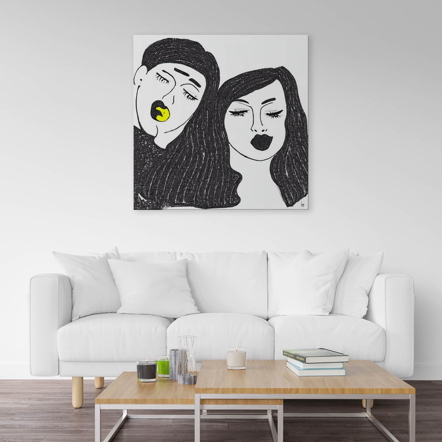 Œuvre 'TRISTAN ET YSEULT' exposée dans un salon épuré, visages enlacés en noir et blanc avec jaune, décoration intérieure contemporaine, 2023