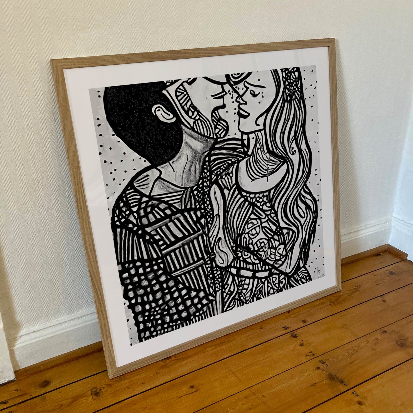 Tirage encadré 70×70 cm de l’œuvre "Pauline & Benjamin", silhouettes d'adultes évoquant une tendresse fraternelle, signé JF Gemmrich, encadrement élégant.