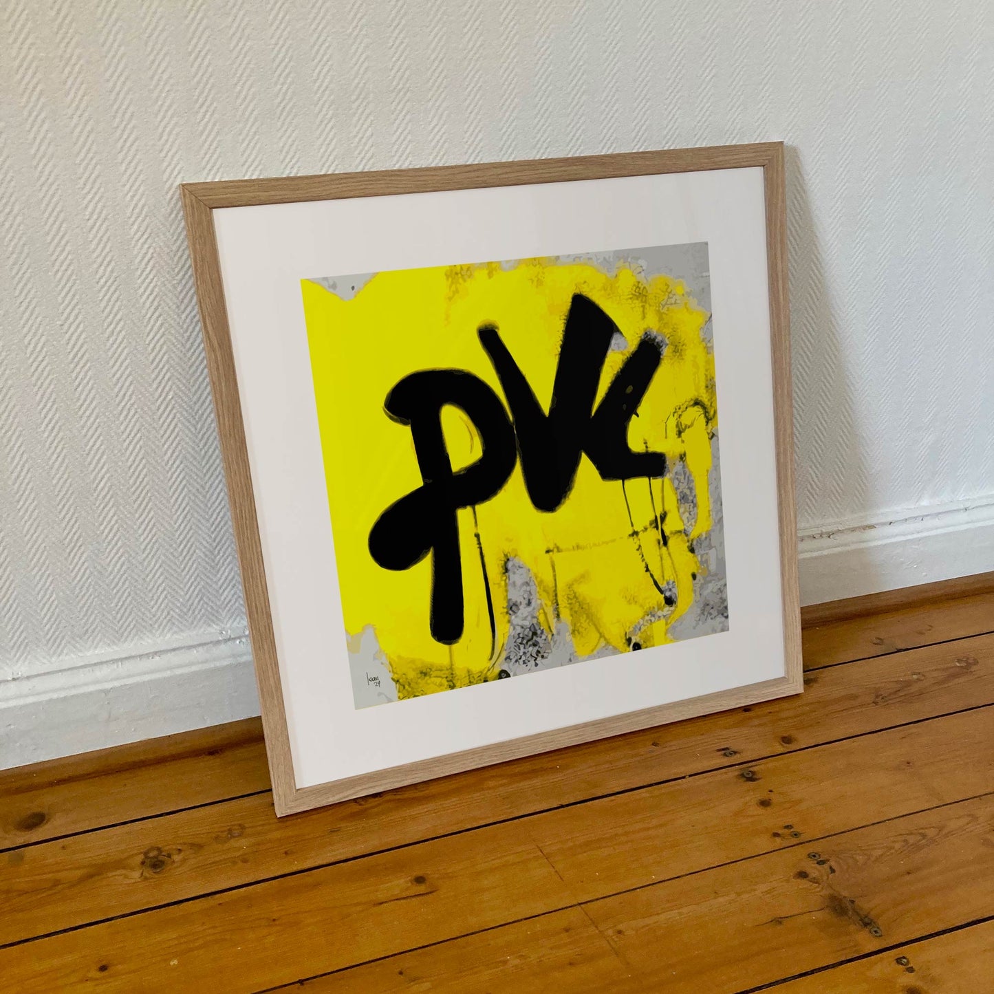 Tirage d’art PVL au format 50x50 cm, encadré pour sublimer la vivacité et l'intensité de la composition abstraite.