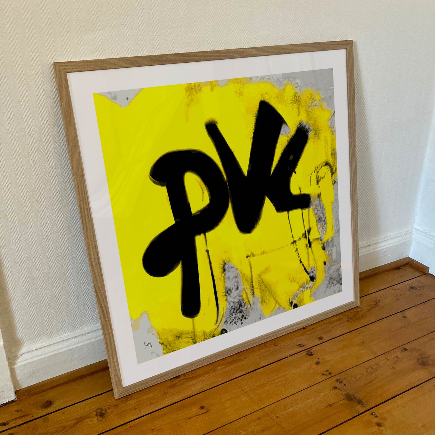Tirage encadré 70x70 cm de l’œuvre PVL, alliant force graphique et présentation élégante pour un intérieur moderne.
