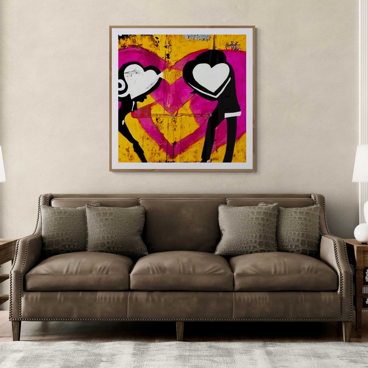 Œuvre 'ATTRACTION' encadrée, exposée dans une chambre moderne, silhouettes aux cœurs vibrants sur fond jaune et fuchsia, ajoutant émotion à la décoration intérieure, 2024