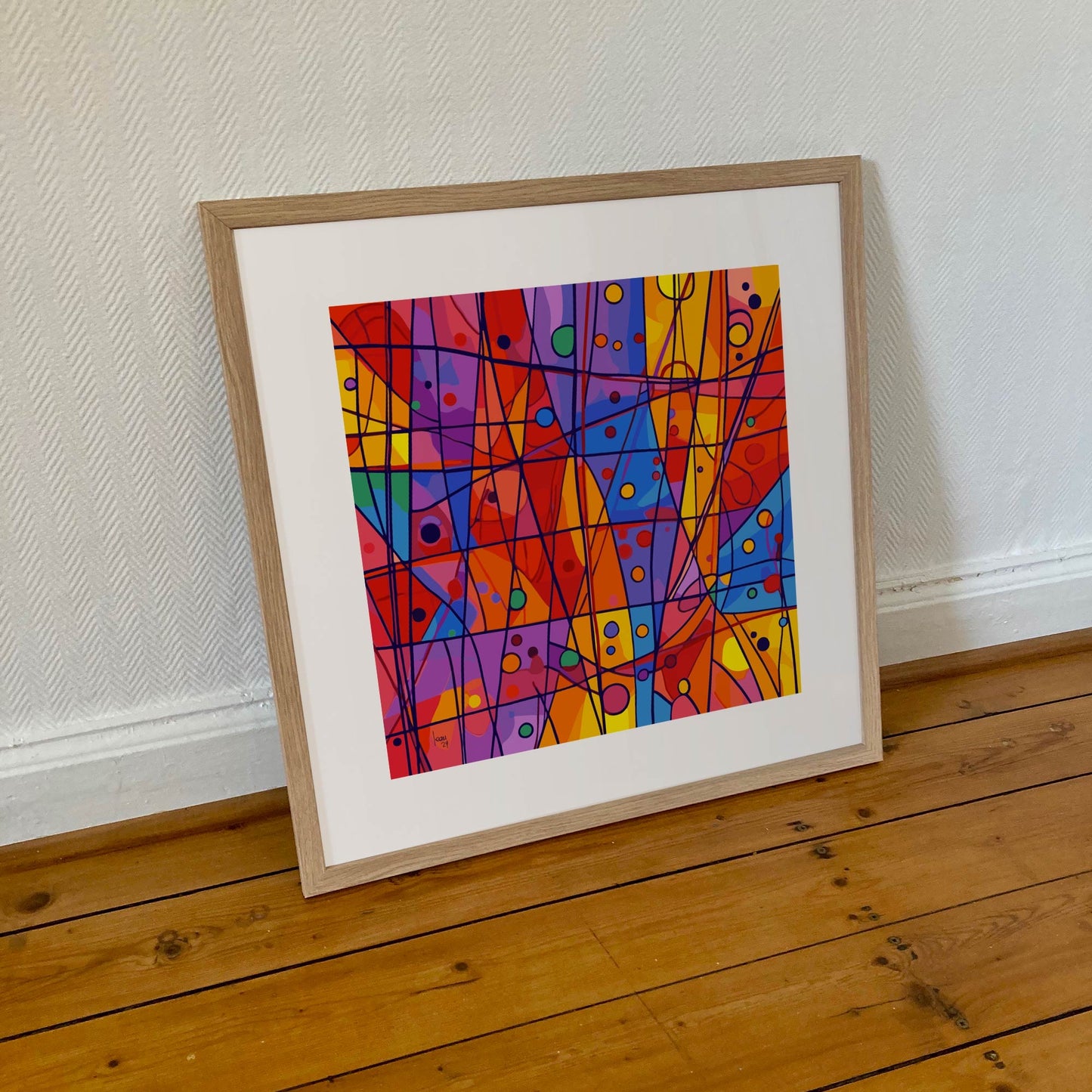 Œuvre 'OXYGÈNE' encadrée en 50x50cm, couleurs intenses rouge, bleu, jaune, violet et lignes noires, cadre en bois clair, style géométrique moderne, 2024