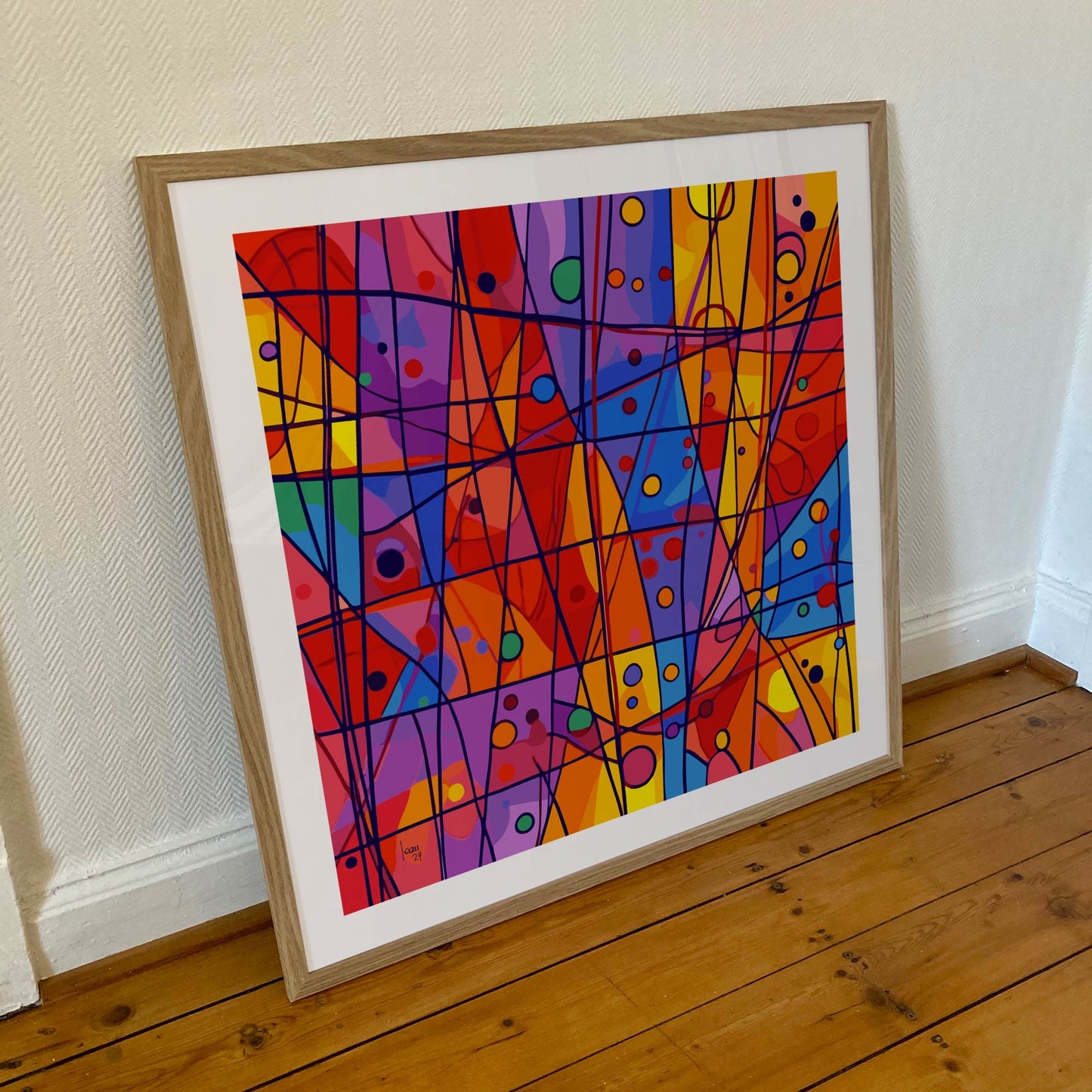 Œuvre 'OXYGÈNE' encadrée en 70x70cm, rouge, bleu, jaune, violet et lignes noires dans un cadre en bois clair avec verre acrylique, art abstrait vibrant, 2024