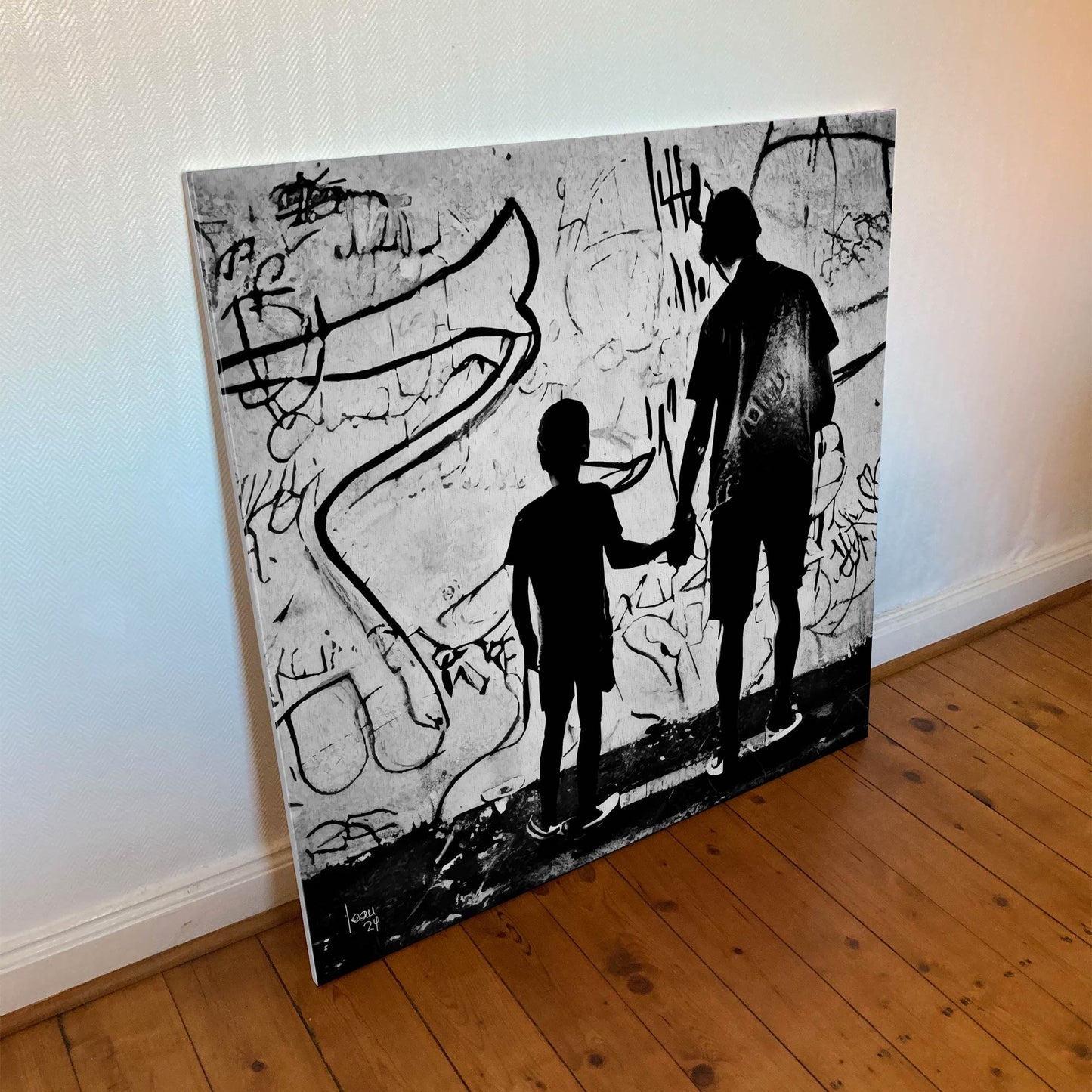 Tirage sur toile 100×100 cm de l’œuvre "Paternité", scène urbaine poétique en noir et blanc représentant un adulte et un enfant main dans la main.