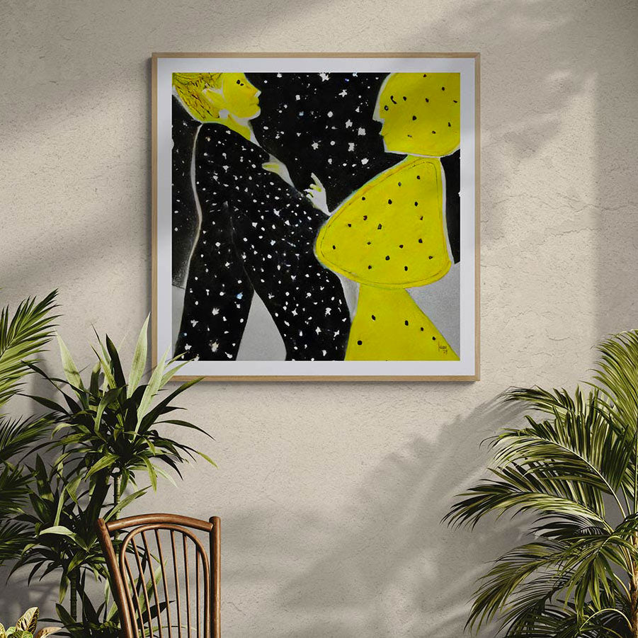 Tableau encadré "Stars" accroché dans un séjour moderne, couple de profil sous les étoiles, ambiance élégante noir, jaune et gris