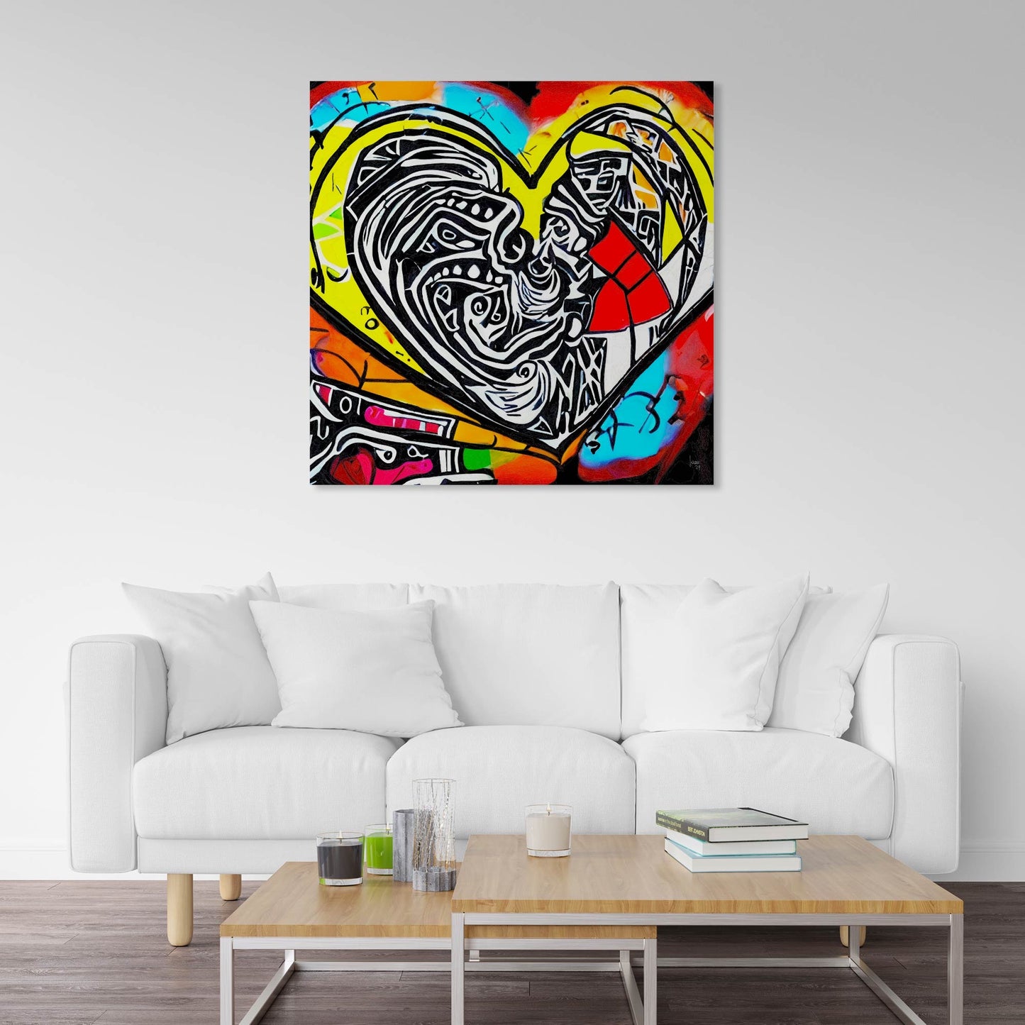 Tableau 'Espoir' accroché dans un séjour moderne, cœur aux éclats de noir, blanc, rouge, jaune, bleu et orange