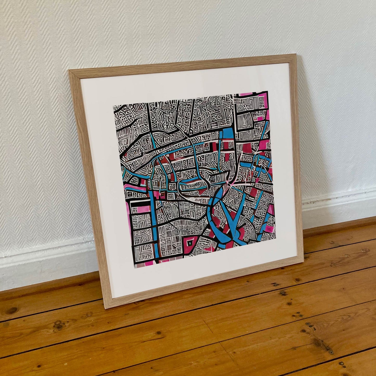 Œuvre 'CONFLUENCE' encadrée en 50x50cm, labyrinthe bleu et rose vibrant, cadre en bois clair, art contemporain poétique, 2024