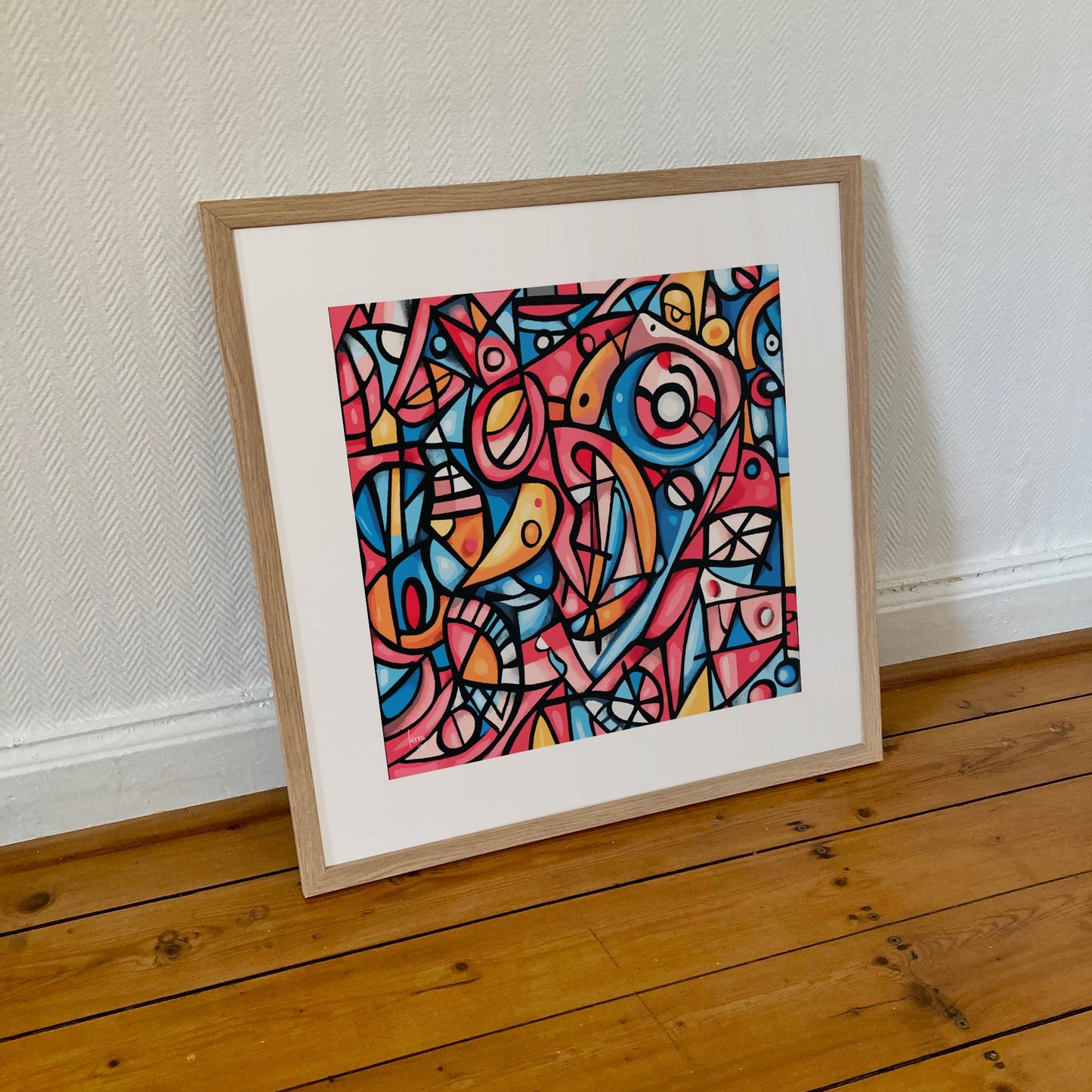 Œuvre 'OISEAUX' encadrée en 50x50cm, volutes graphiques et couleurs rouge, bleu, jaune, rose, cadre en bois clair, art contemporain vibrant, 2025