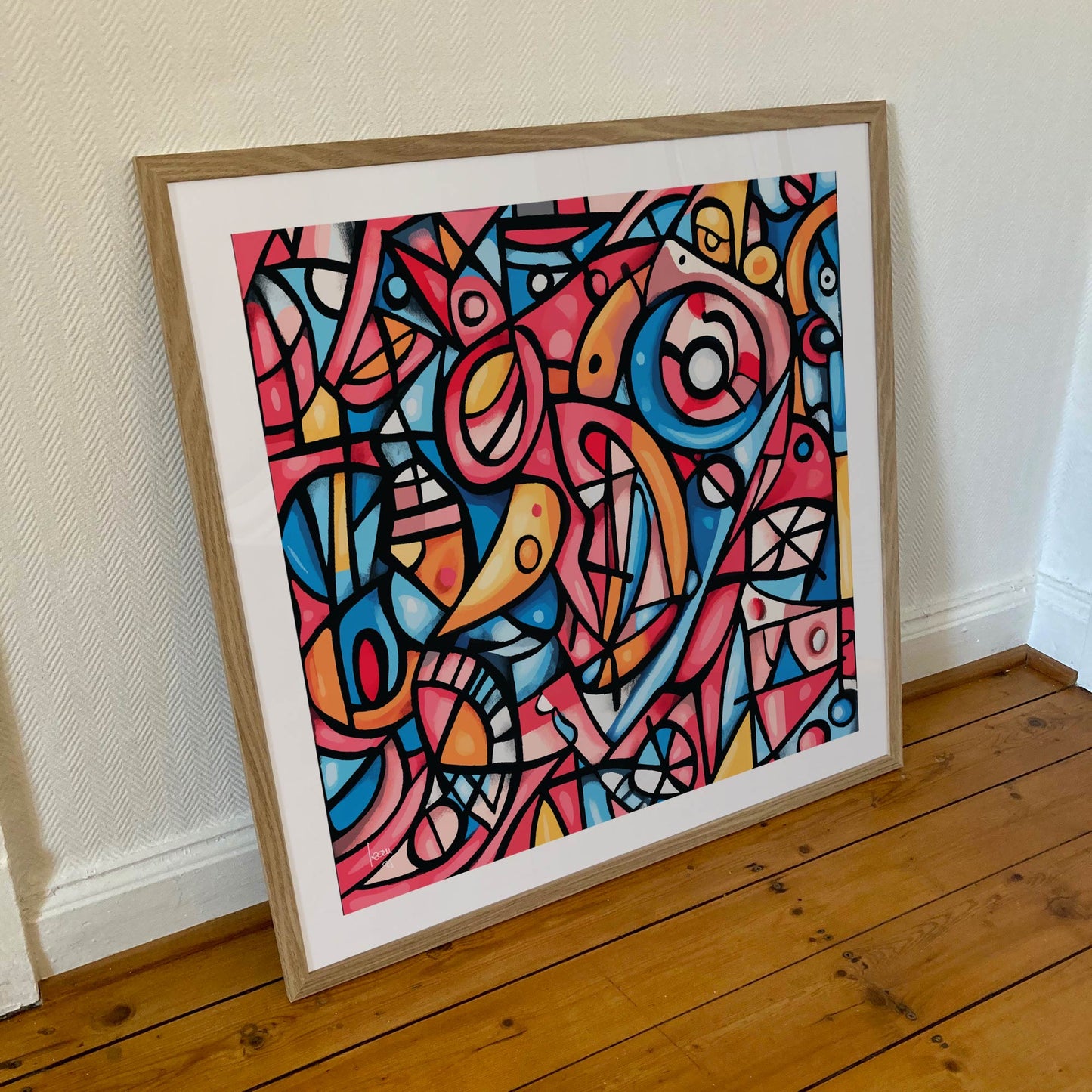 Œuvre 'OISEAUX' encadrée en 70x70cm, volutes graphiques en rouge, bleu, jaune, rose, cadre en bois clair, style abstrait moderne, 2025