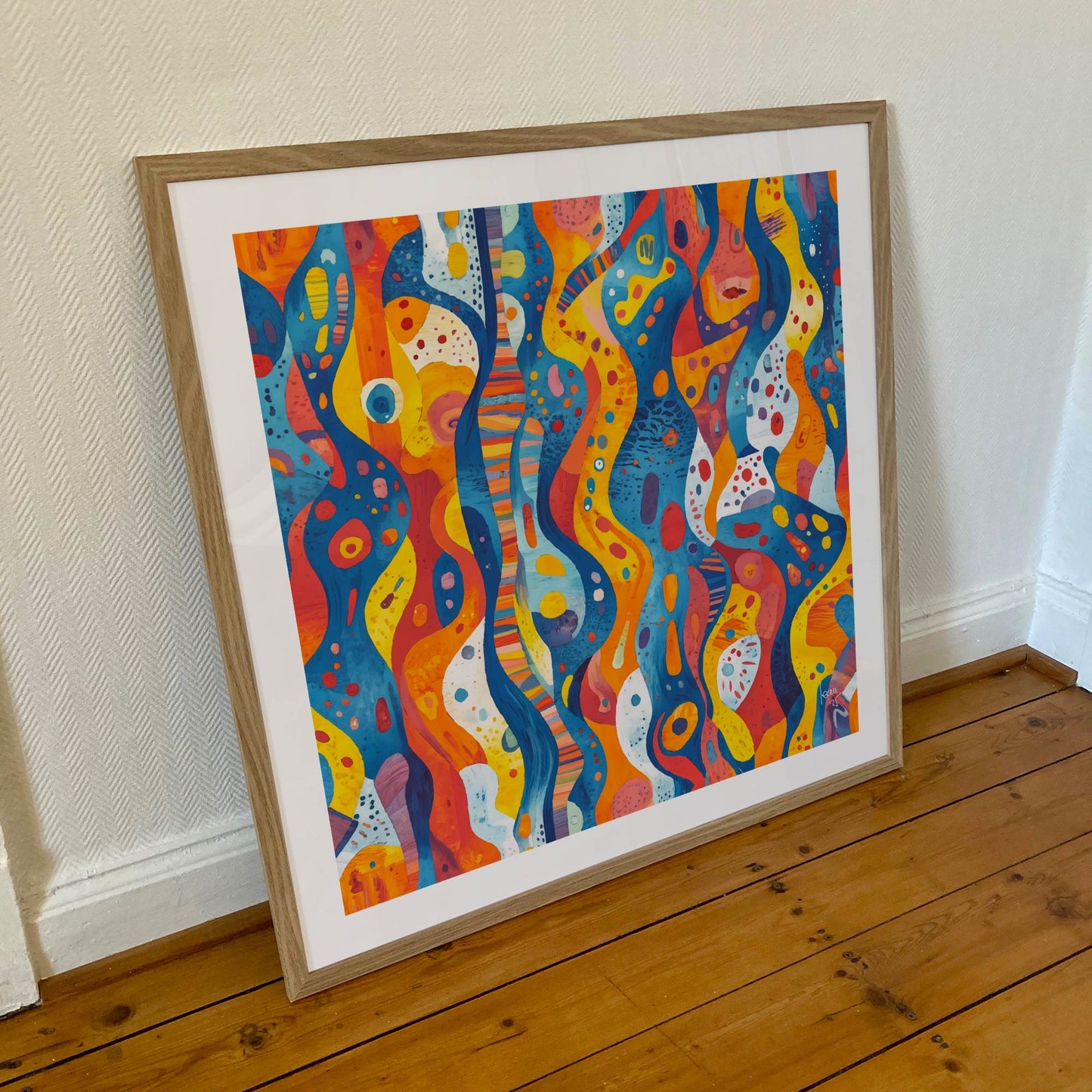 Tirage encadré 70×70 cm de "Coraux", visuel immersif et dynamique rappelant les structures coralliennes, encadrement raffiné en bois clair.