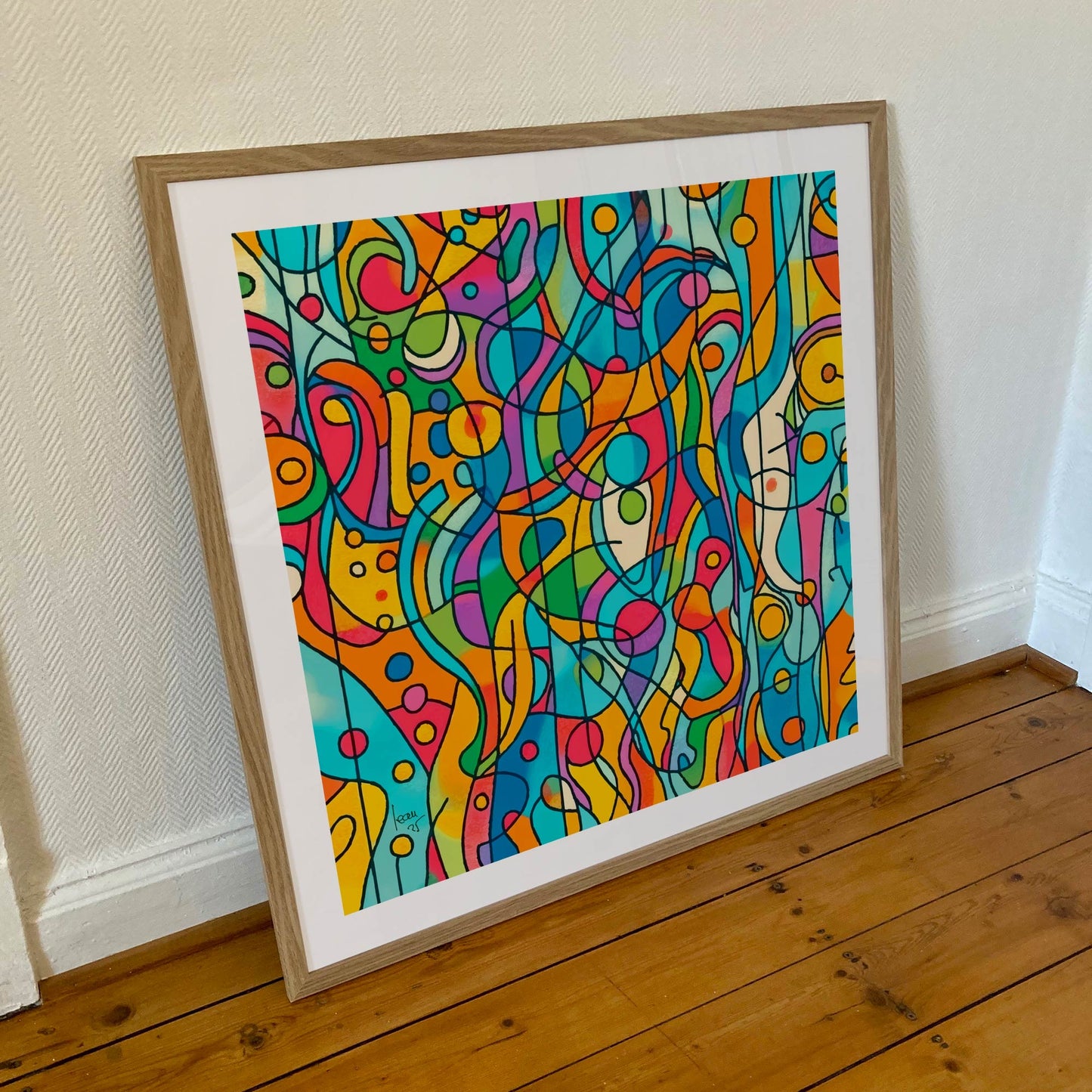 Tirage encadré 70×70 cm de l’œuvre 'Capsules', art numérique évoquant des microstructures organiques, dans un encadrement élégant en bois clair.