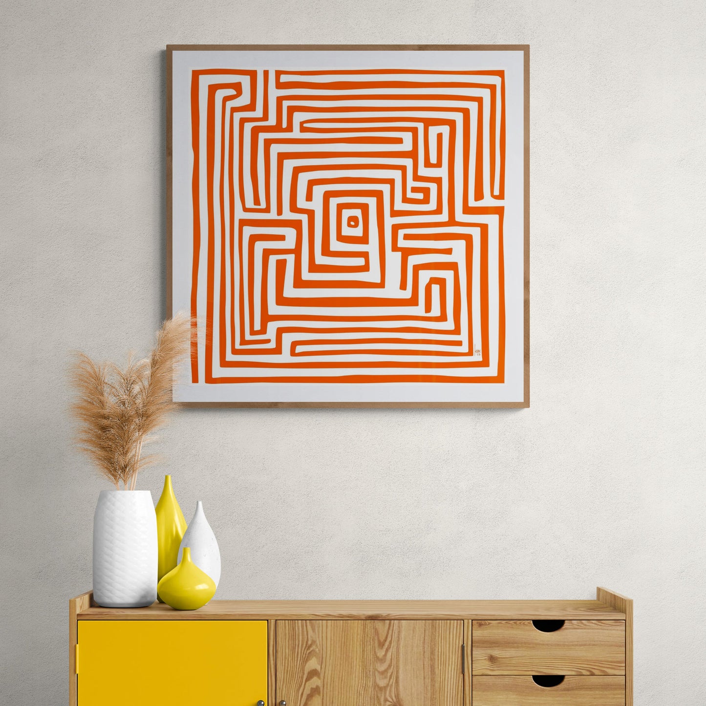 Tableau 'Labyrinthe Orange' accroché dans un séjour moderne, ambiance chaleureuse avec éclats d’orange. Encadré