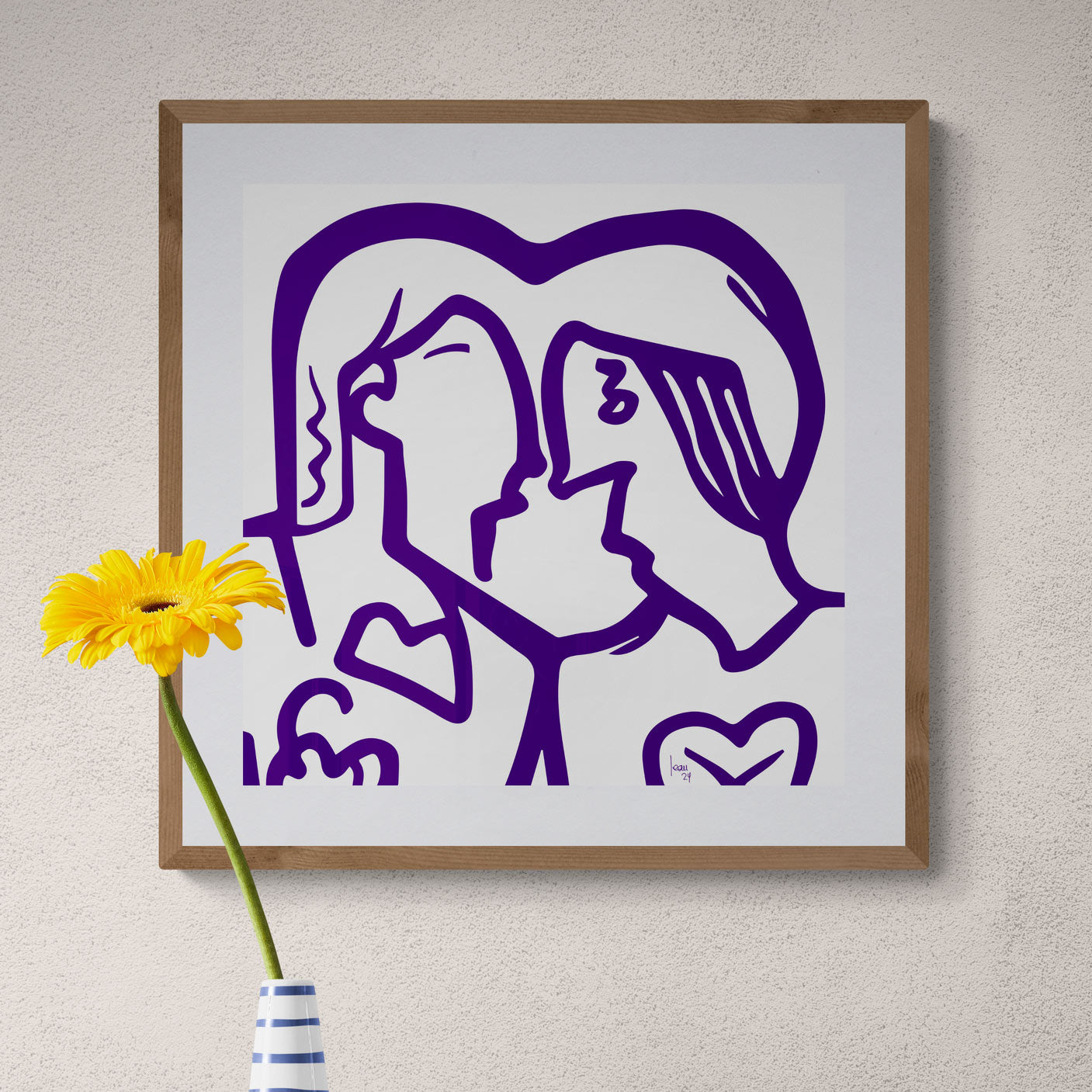 Œuvre 'PATTY & SMITH' encadrée dans un séjour, visages mauves s’embrassant entourés de cœurs abstraits ajoutant une ambiance romantique et chaleureuse à la décoration intérieure, 2024