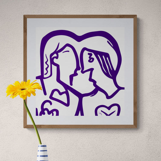 Œuvre 'PATTY & SMITH' encadrée dans un séjour, visages mauves s’embrassant entourés de cœurs abstraits ajoutant une ambiance romantique et chaleureuse à la décoration intérieure, 2024