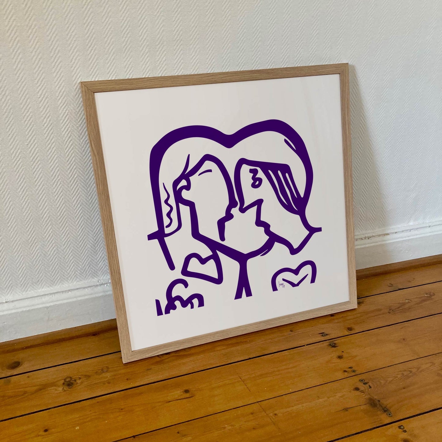 Œuvre 'PATTY & SMITH' encadrée en 50x50cm avec rebords en bois clair et verre acrylique, deux visages mauves stylisés s’embrassant entourés de cœurs abstraits, art romantique monochrome, 2024