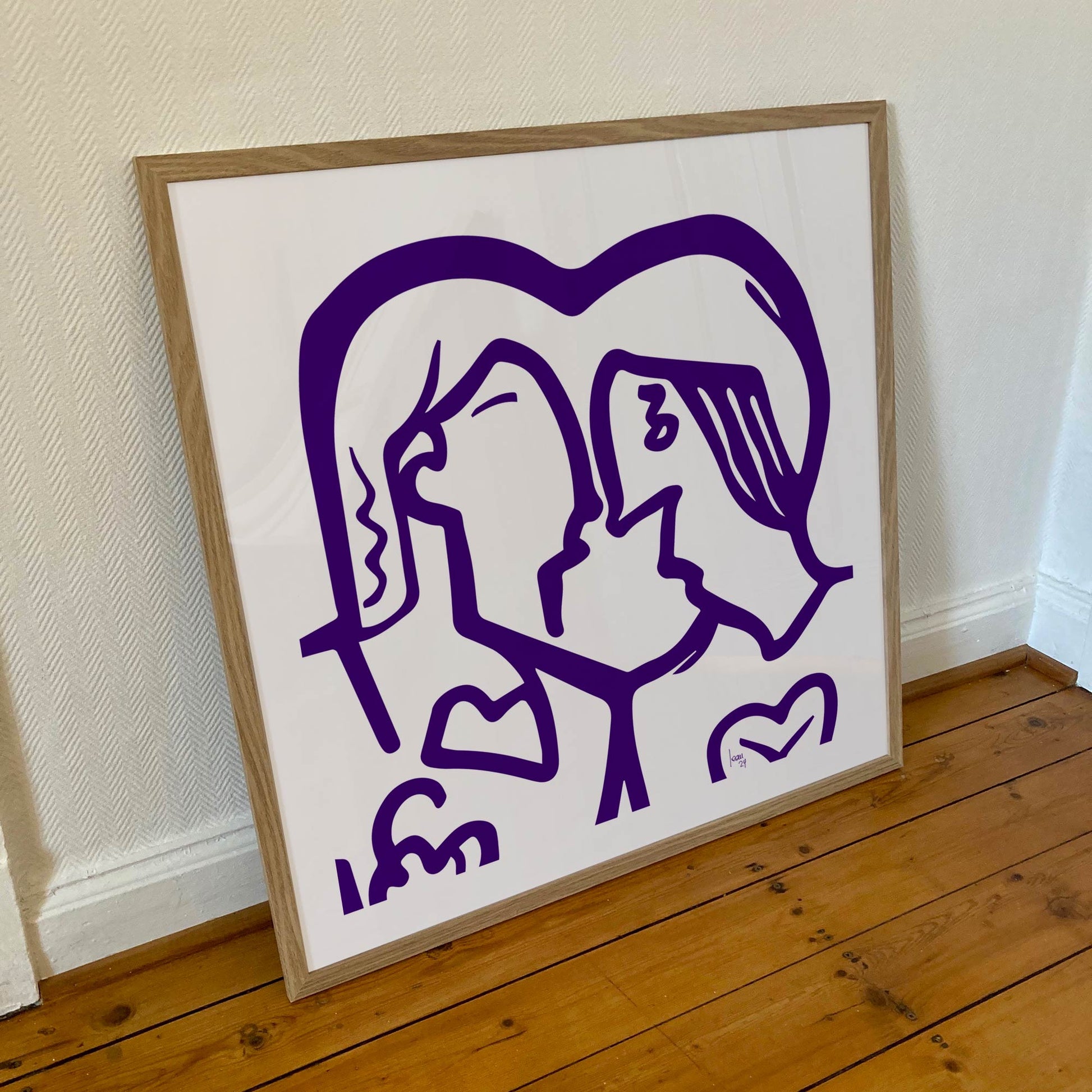 Œuvre 'PATTY & SMITH' encadrée en 70x70cm avec rebords en bois clair et verre acrylique, portrait monochrome de visages stylisés mauves s’embrassant et cœurs abstraits, style intime moderne, 2024