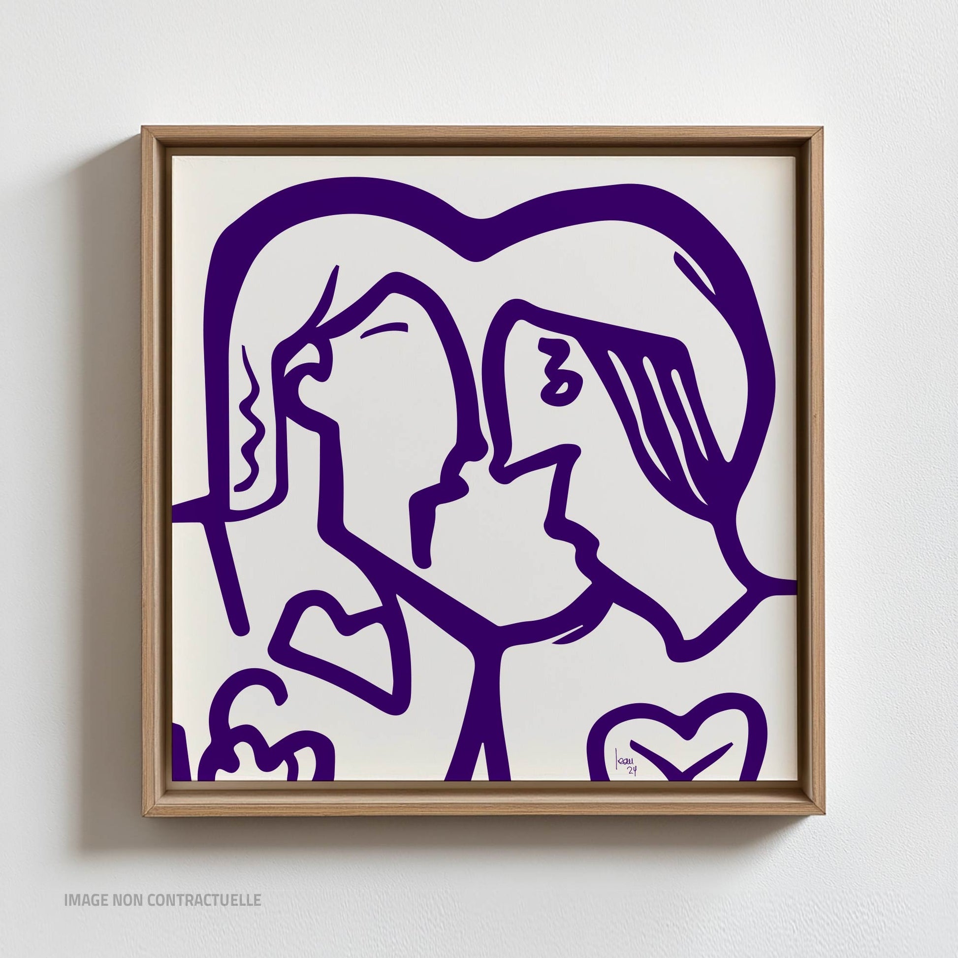 Œuvre 'PATTY & SMITH' montée sur cadre flottant en bois clair avec espacement 15mm, tirage sur Dibond montrant visages mauves s’embrassant et cœurs abstraits, style romantique monochrome, 2024