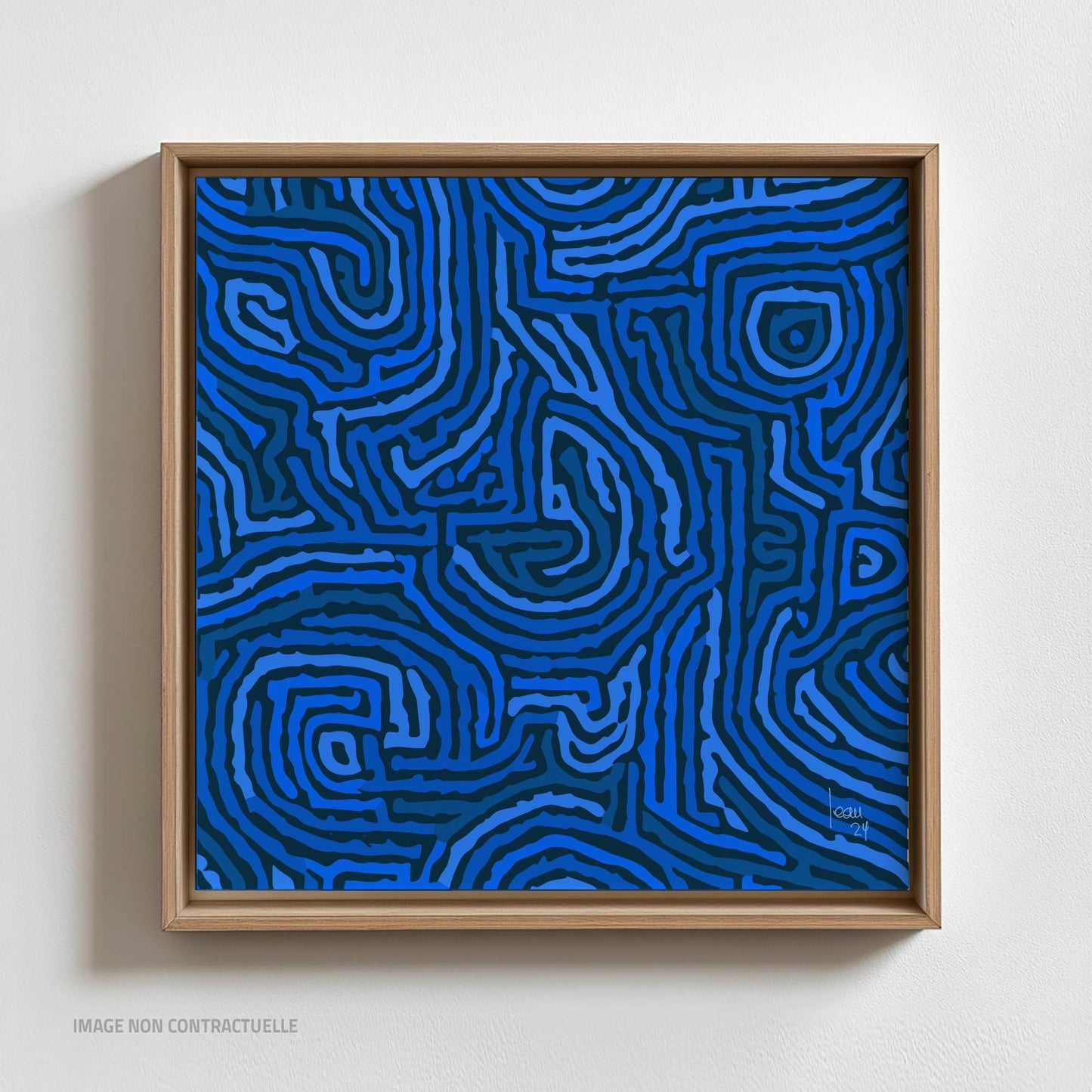 Texture fluide et nuances de bleu captivantes de l'œuvre numérique "Blue Stream" - Tirage d'art sur cadre flottant disponible sur limonadebleue.com