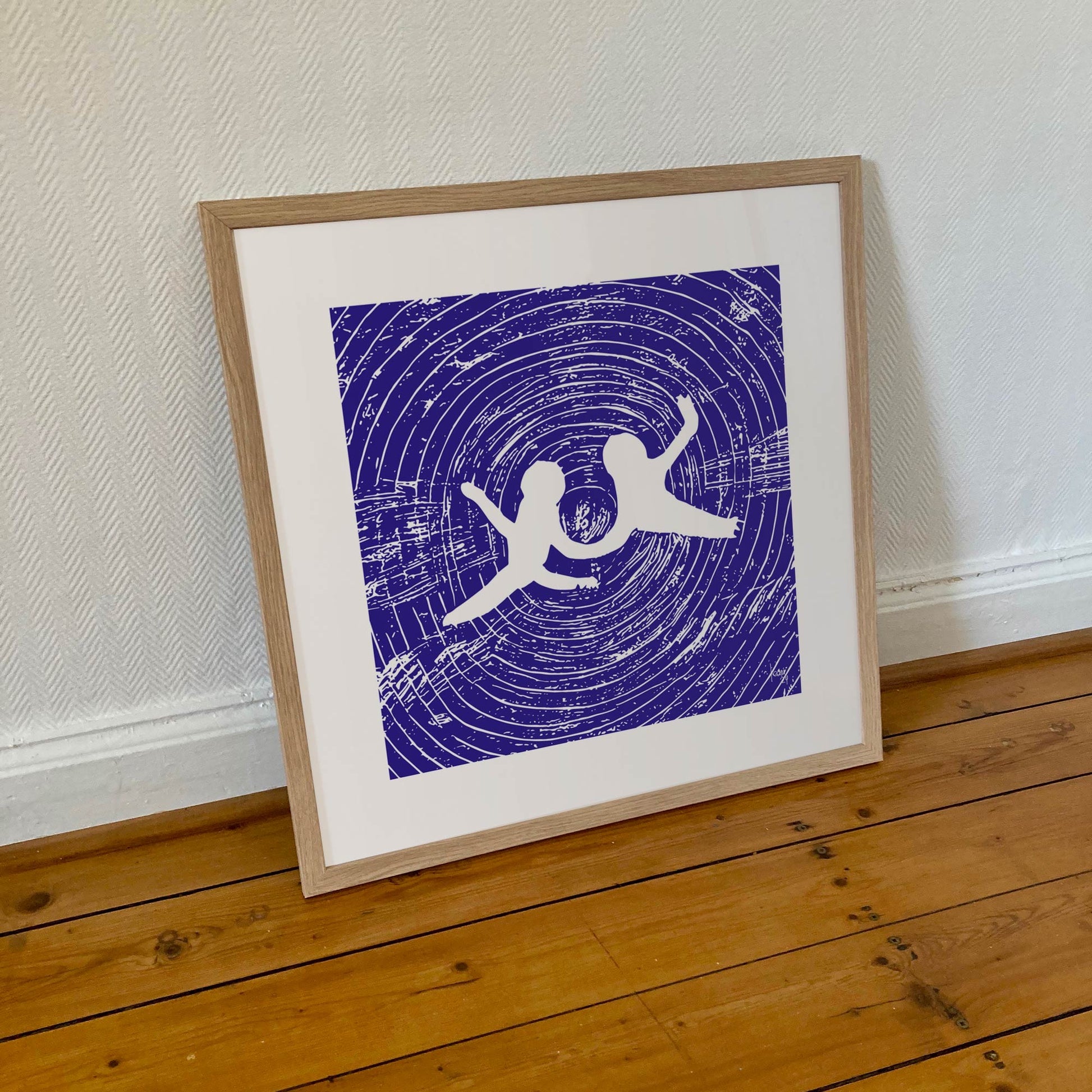 Œuvre 'ANGES' encadrée en 50x50cm, silhouettes blanches dans un vortex bleu, cadre en bois clair avec verre acrylique, art abstrait élégant, 2024