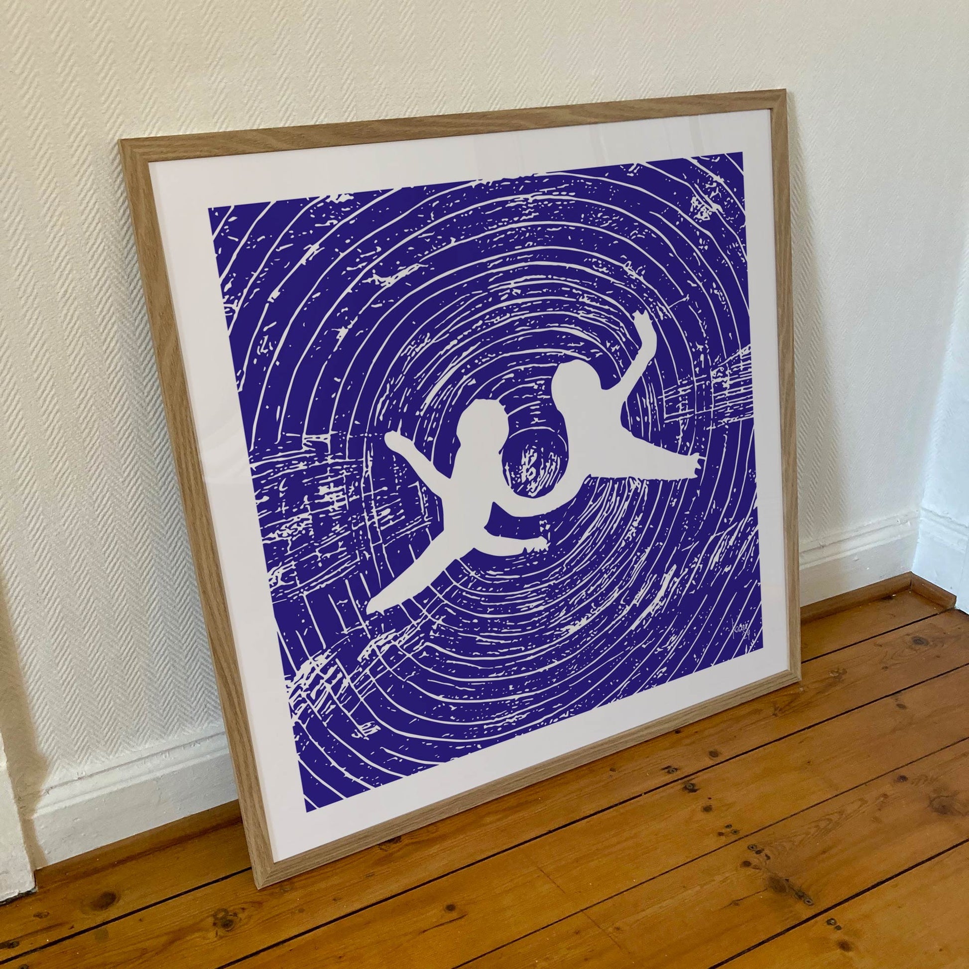 Œuvre 'ANGES' encadrée en 70x70cm, silhouettes blanches dans un vortex bleu, cadre en bois clair avec verre acrylique, style abstrait moderne, 2024