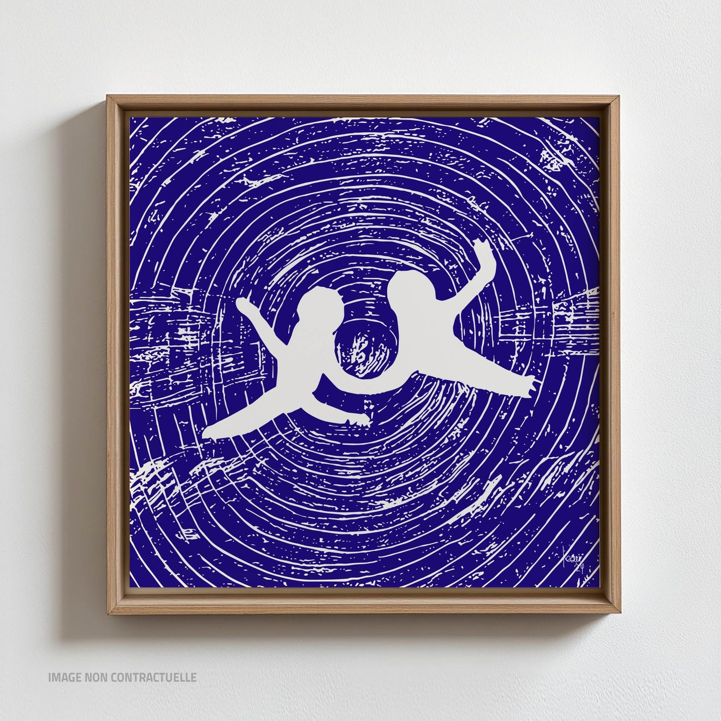 Œuvre 'ANGES' montée sur cadre flottant en bois clair, mettant en valeur deux silhouettes blanches dans un vortex bleu, tirage d'art sur Dibond, 2024"