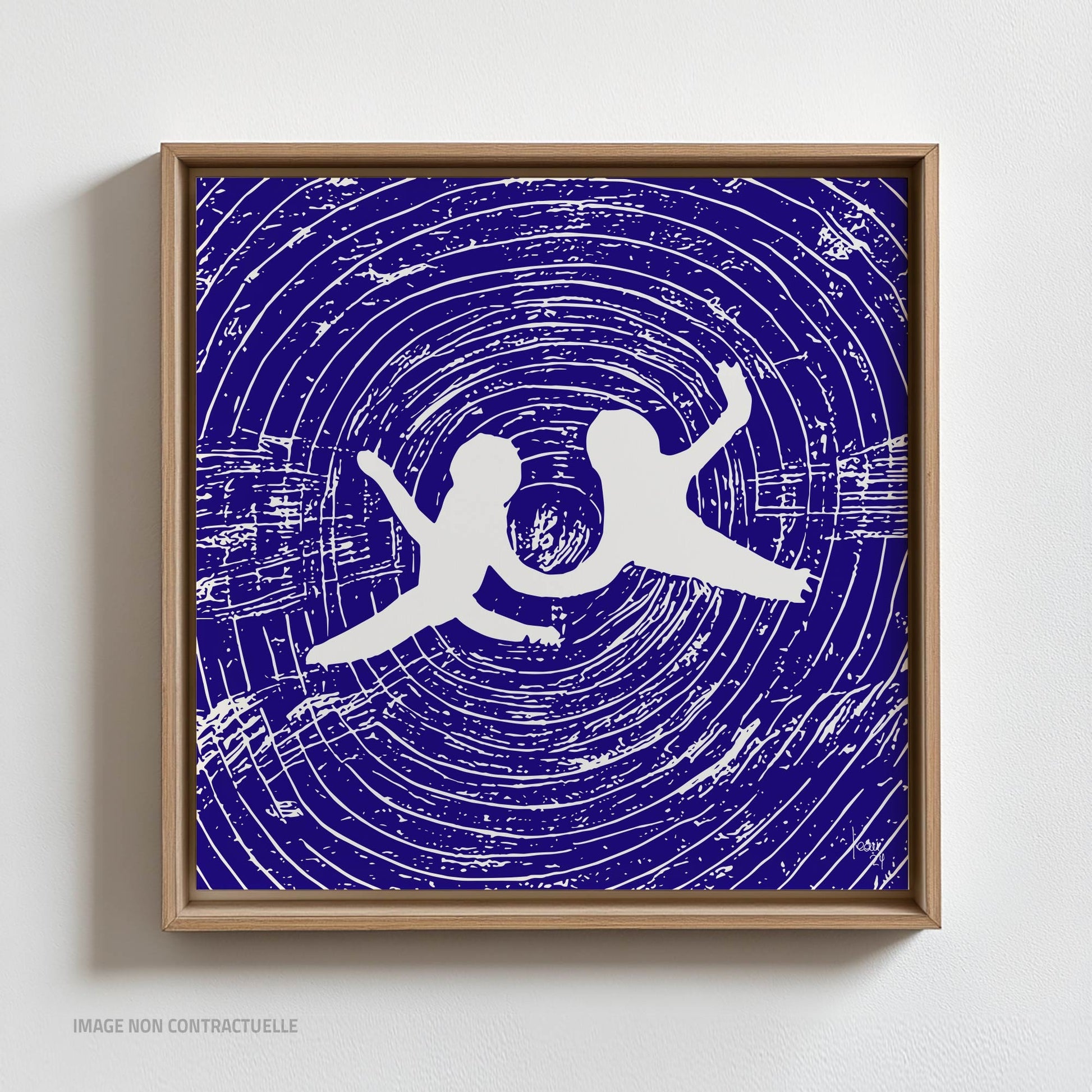 Œuvre 'ANGES' montée sur cadre flottant en bois clair, mettant en valeur deux silhouettes blanches dans un vortex bleu, tirage d'art sur Dibond, 2024"