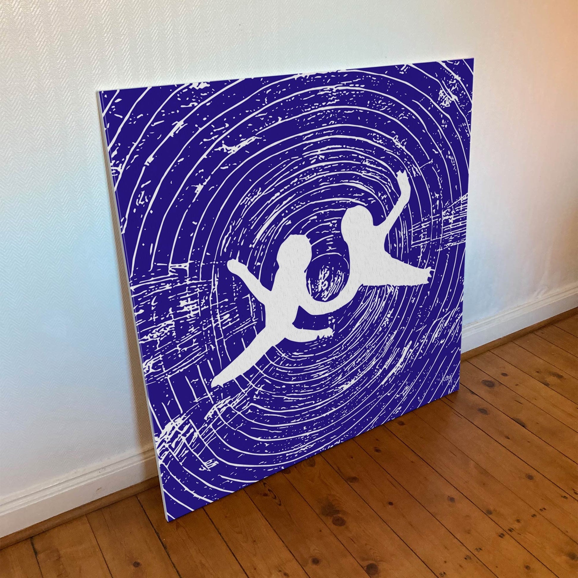 "Le Songe" tirage d'art sur toile et châssis bois 100x100cm,  toile haut de gamme. Art contemporain abstrait et achat en ligne, deux personnages se tiennent par la main, monochromie indigo