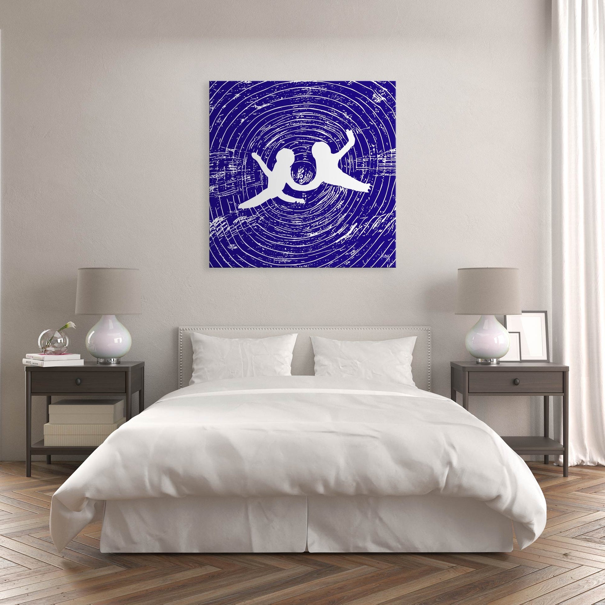 Œuvre 'ANGES' exposée dans une chambre contemporaine, silhouettes blanches dans un vortex bleu, ajoutant une touche d'élégance abstraite à la décoration intérieure, 2024