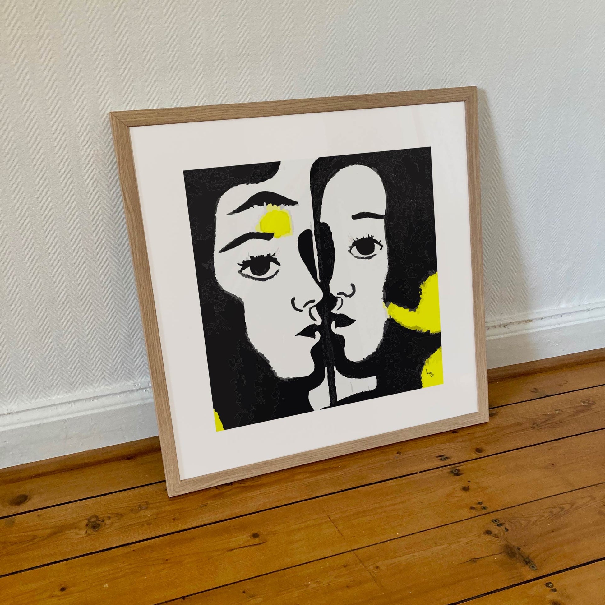 "Le Reflet" tirage d'art sous cadre 50x50cm, papiers haut de gamme. Art contemporain abstrait et achat en ligne, un personnage féminin dans un miroir, oeuvre noire et jaune, bichromie