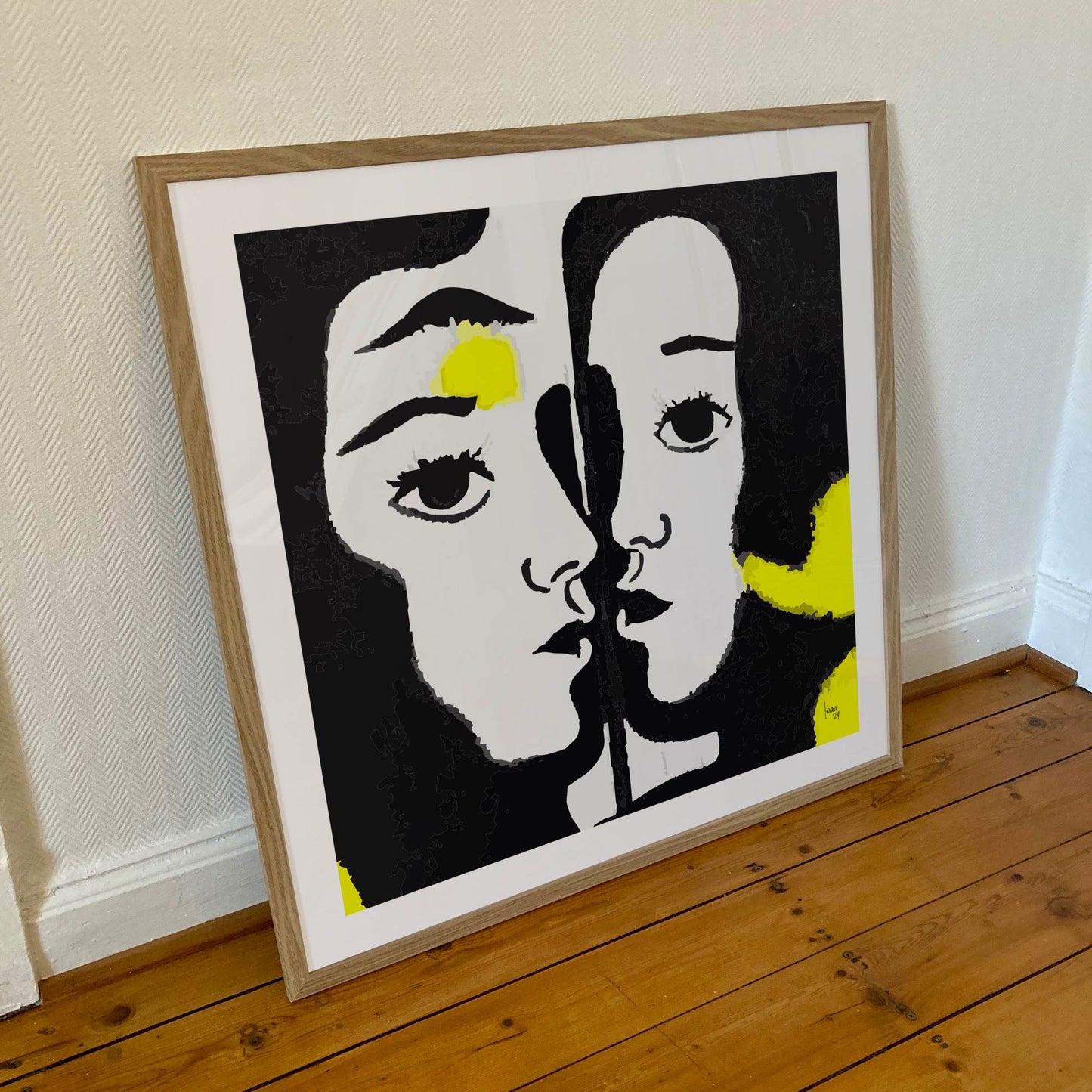 "Le Reflet" tirage d'art sous cadre 70x70cm, papiers haut de gamme. Art contemporain abstrait et achat en ligne, un personnage féminin dans un miroir, oeuvre noire et jaune, bichromie