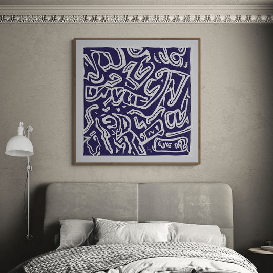 Mon oeuvre "La Nuée", tableau abstrait indigo exposé dans un salon contemporain. Encadré