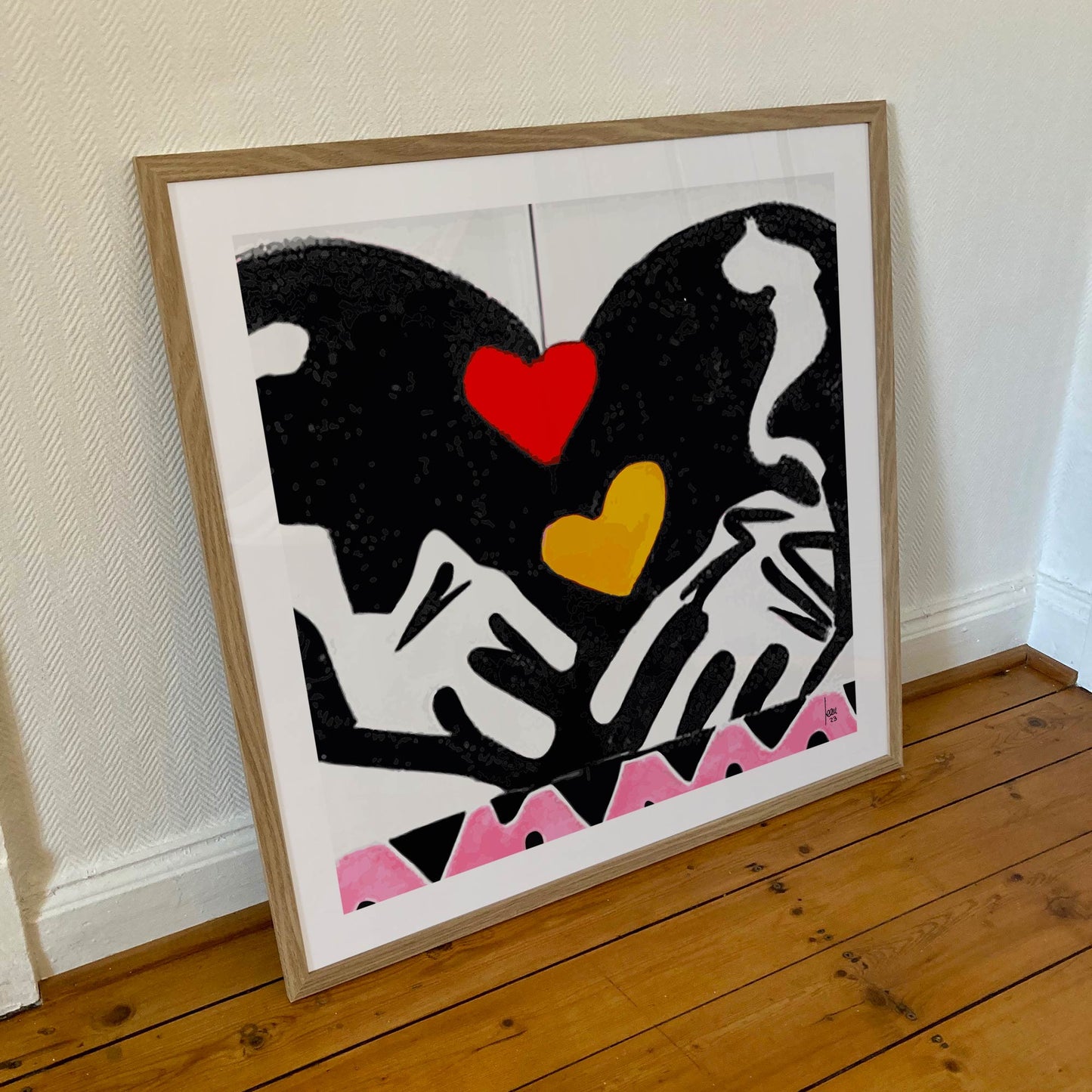 "Papillon" tirage d'art sous cadre 70x70cm, papier haut de gamme. Art contemporain abstrait et achat en ligne, des coeurs au centre d'un papillon en formation