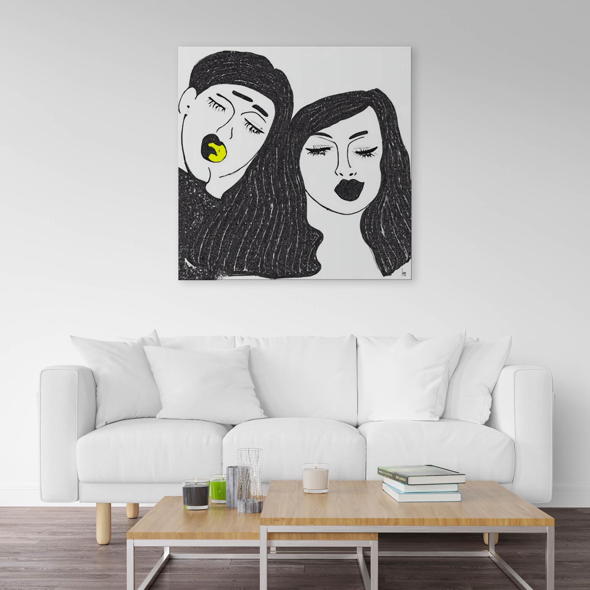 Œuvre 'TRISTAN ET YSEULT' exposée dans un salon épuré, visages enlacés en noir et blanc avec jaune, décoration intérieure contemporaine, 2023