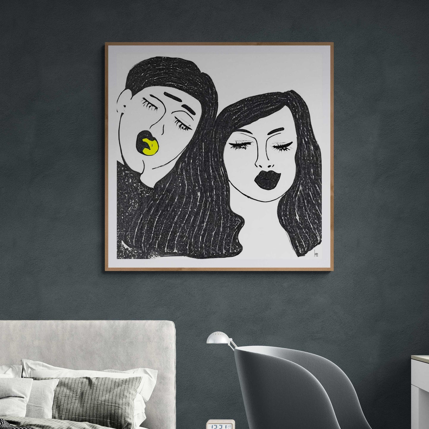 Œuvre 'TRISTAN ET YSEULT'  encadrée et exposée dans un salon épuré, visages enlacés en noir et blanc avec jaune, décoration intérieure contemporaine, 2023