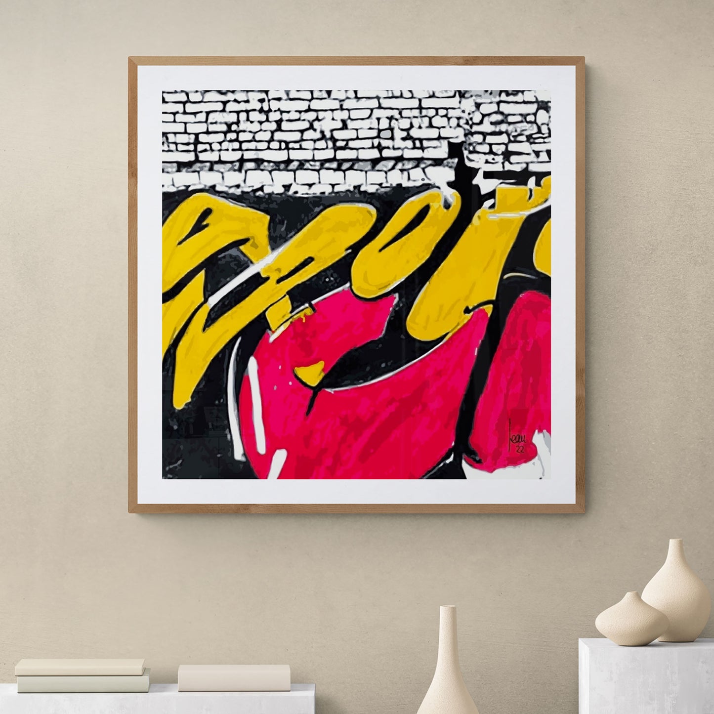 "Fondations", œuvre abstraite encadrée rouge et jaune exposée dans un séjour