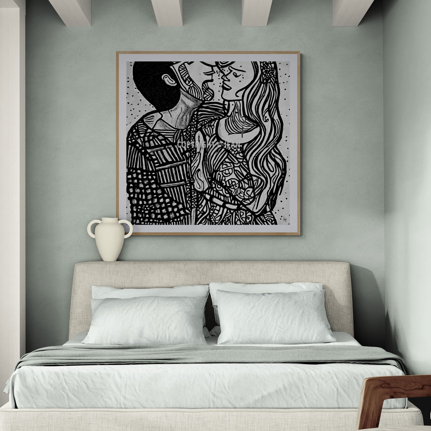Décoration murale contemporaine avec l’œuvre encadrée "Pauline & Benjamin", tirage d’art représentant deux amoureux liés, apportant poésie et émotion à un espace moderne.