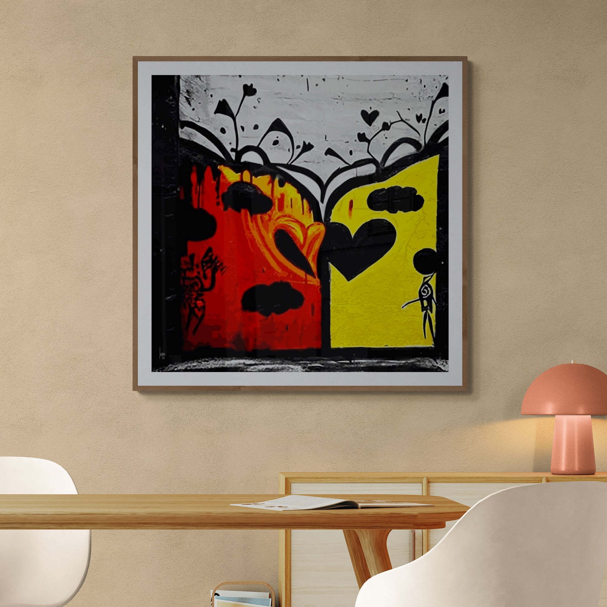 "Coccinelles", œuvre abstraite encadrée et exposée dans un séjour moderne, format carré.