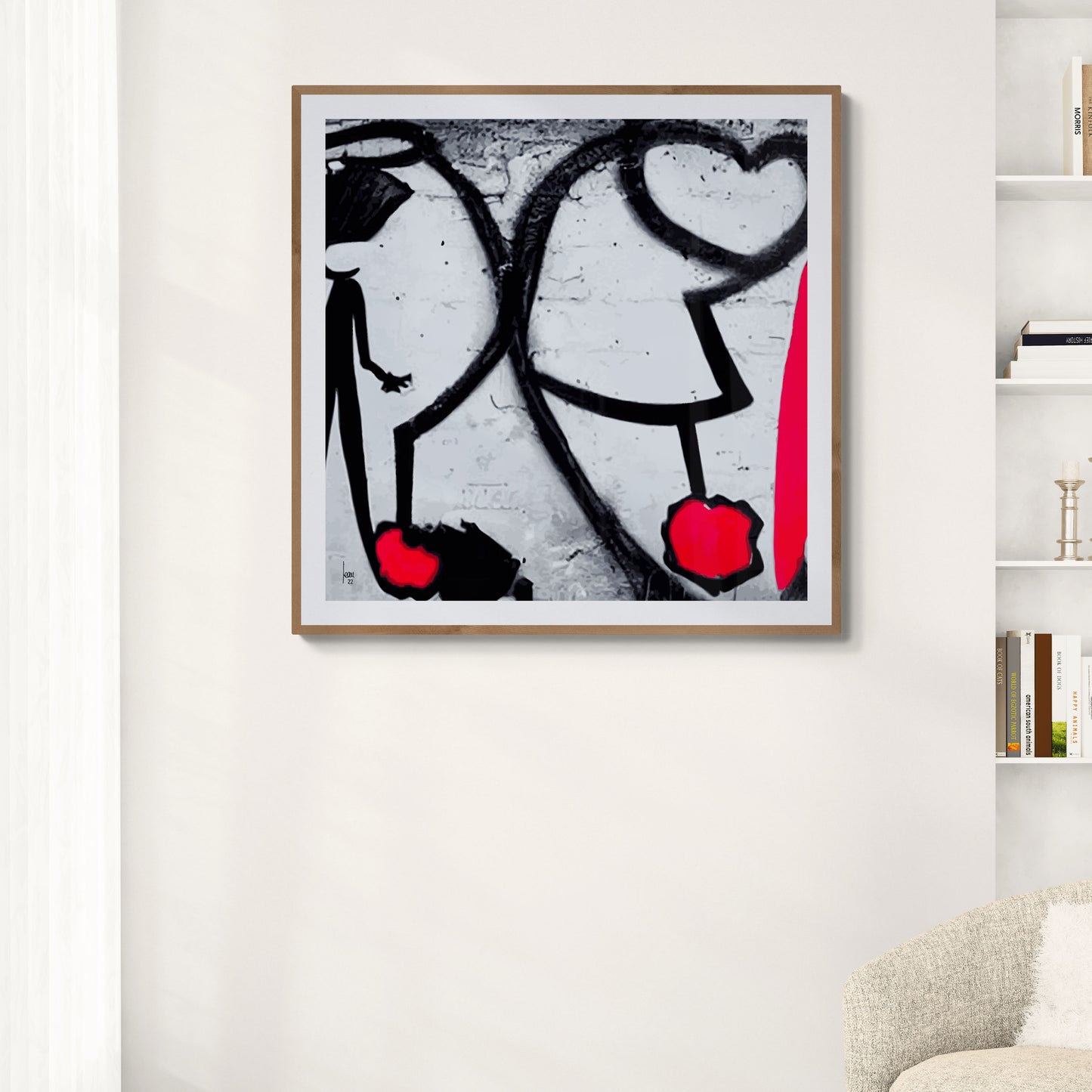 Œuvre "ATTACHES" encadrée exposée dans un séjour, traits noirs et touches rouges évoquant les liens affectifs, ajoutant une touche contemporaine à la décoration, 2022