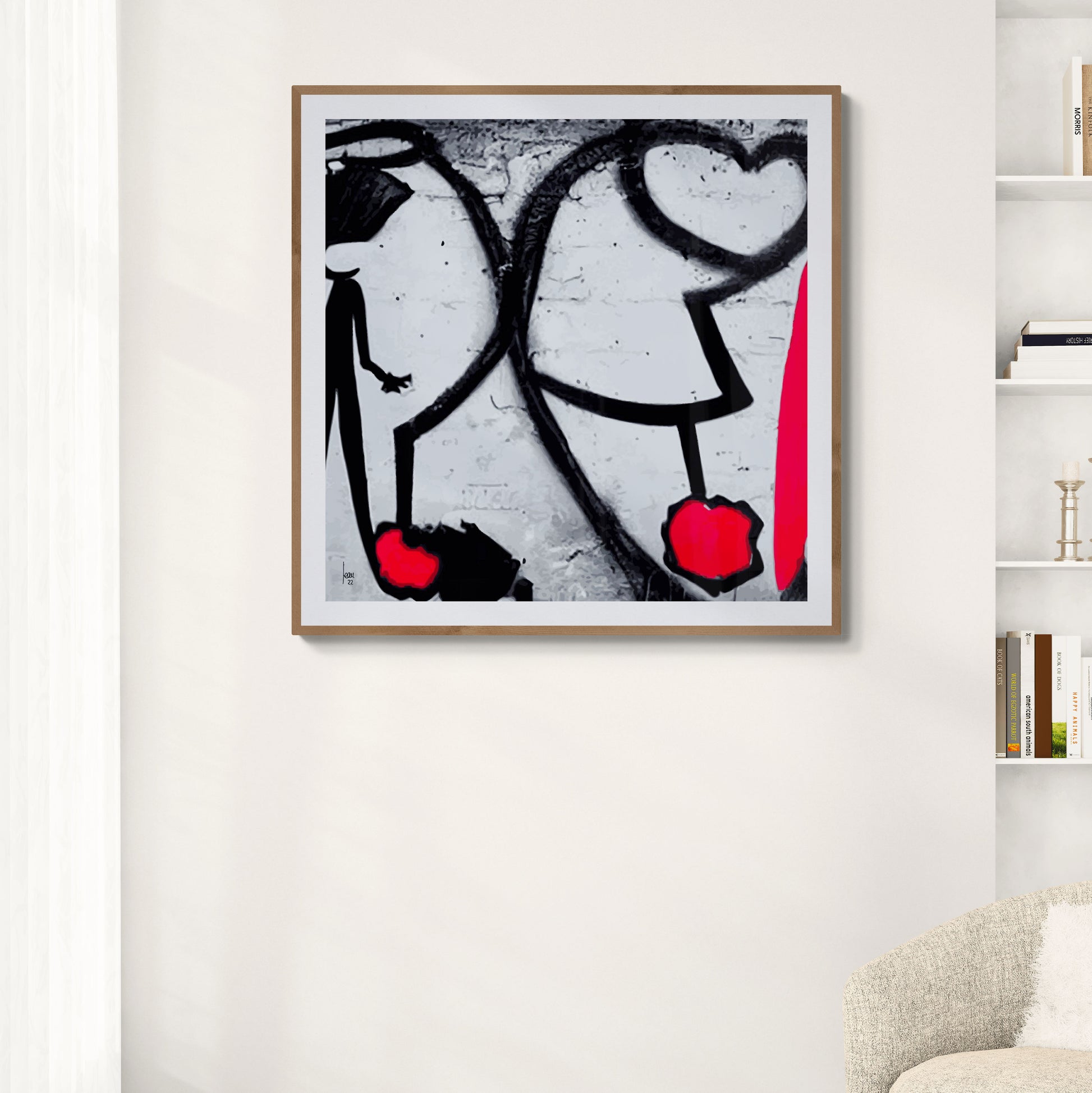 Œuvre "ATTACHES" encadrée exposée dans un séjour, traits noirs et touches rouges évoquant les liens affectifs, ajoutant une touche contemporaine à la décoration, 2022