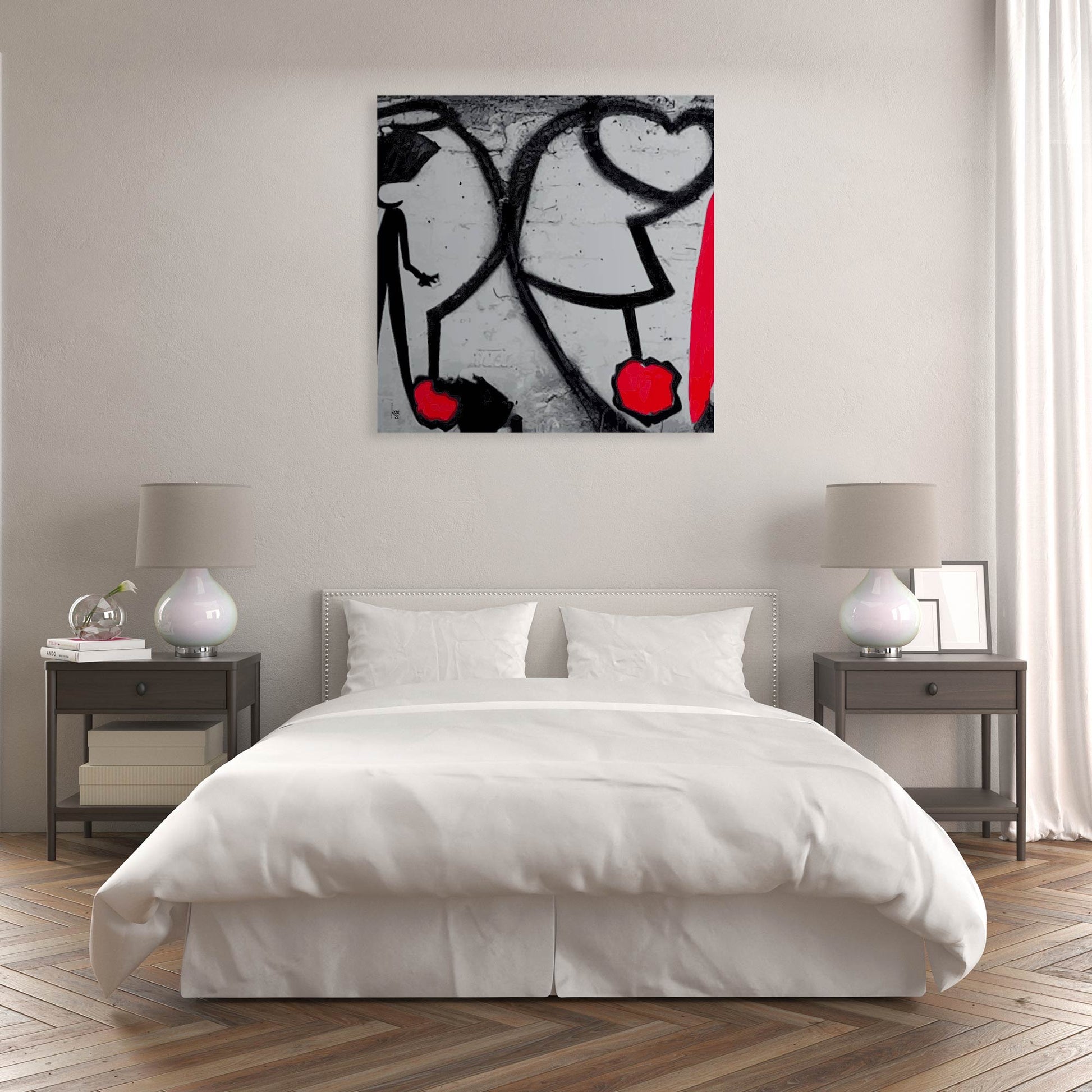 Œuvre "ATTACHES" exposée dans une chambre moderne, traits noirs et touches rouges évoquant les liens affectifs, ajoutant une touche contemporaine à la décoration, 2022