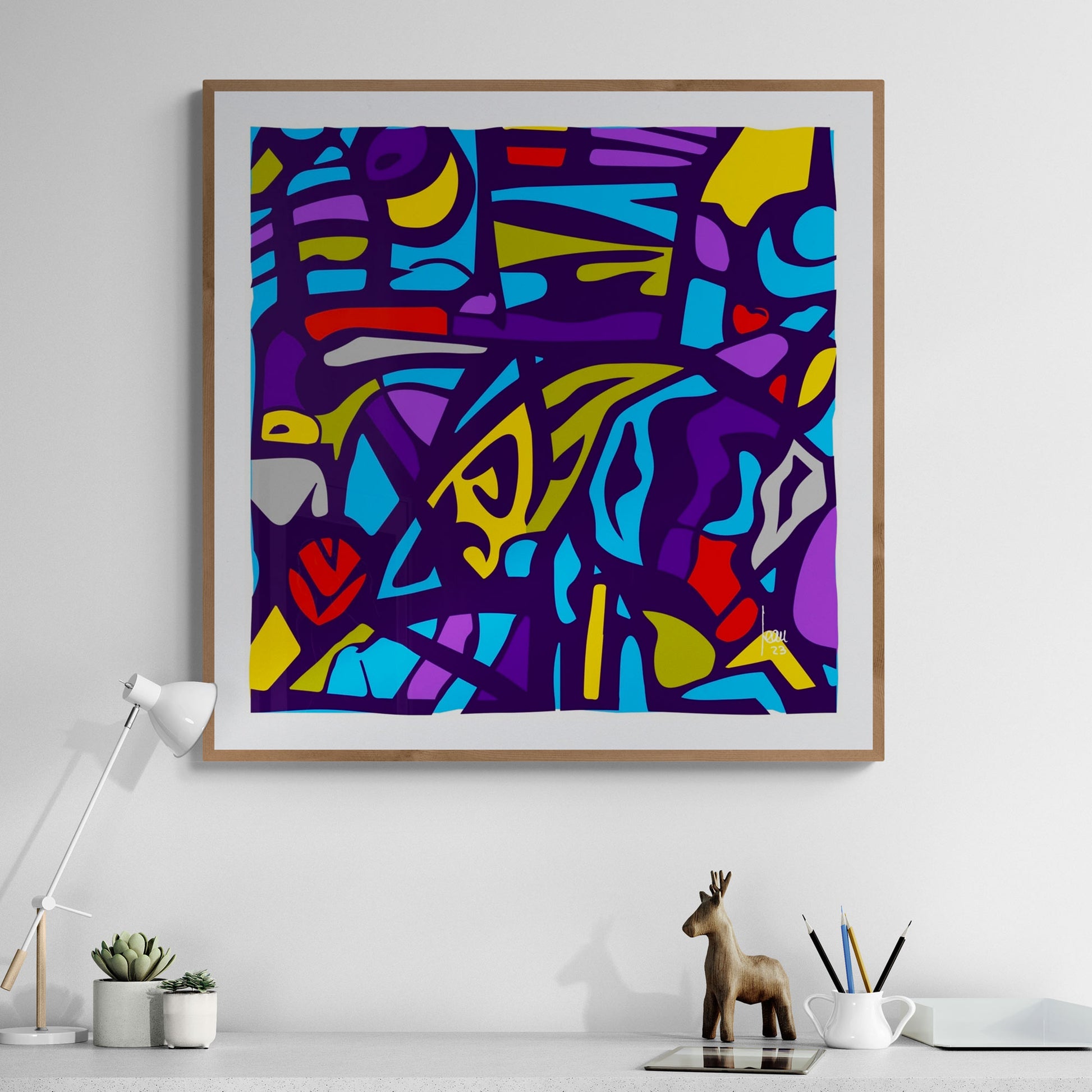 Mon oeuvre "Les Vitraux Bleus" encadrée, art abstrait exposé dans un bureau moderne.