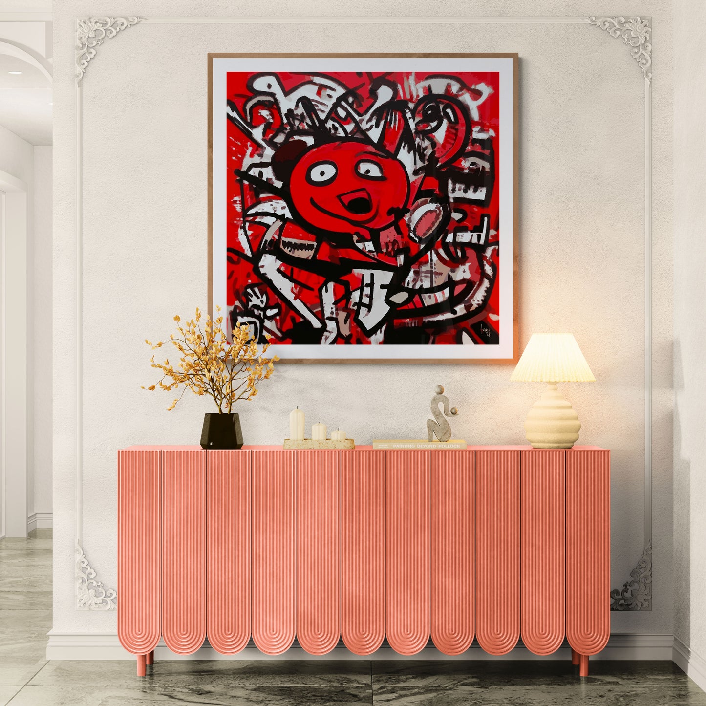 Œuvre "DINGO" encadré, exposée au-dessus d'une commode, personnage déjanté en rouge, noir et blanc, ajoutant une touche audacieuse à la décoration intérieure, 2024