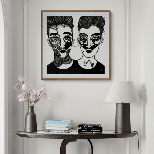 Œuvre 'SACHA & MAYA' exposée dans un salon raffiné, sous cadre, visages noir et blanc avec motifs graphiques, décoration intérieure moderne minimaliste, 2024