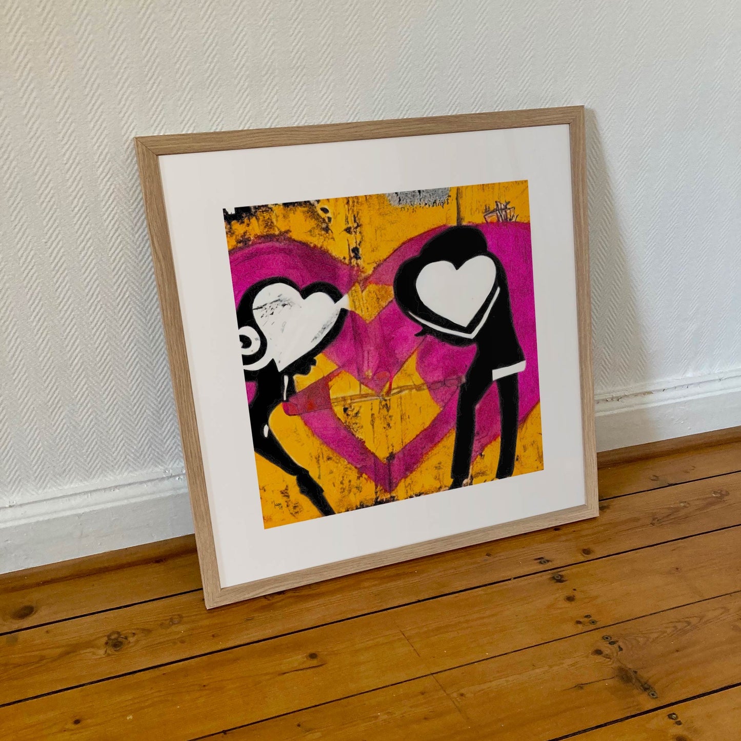 Œuvre 'ATTRACTION' encadrée en 50x50cm, silhouettes aux cœurs vibrants sur fond jaune et fuchsia, cadre en bois clair, art contemporain émotionnel, 2024