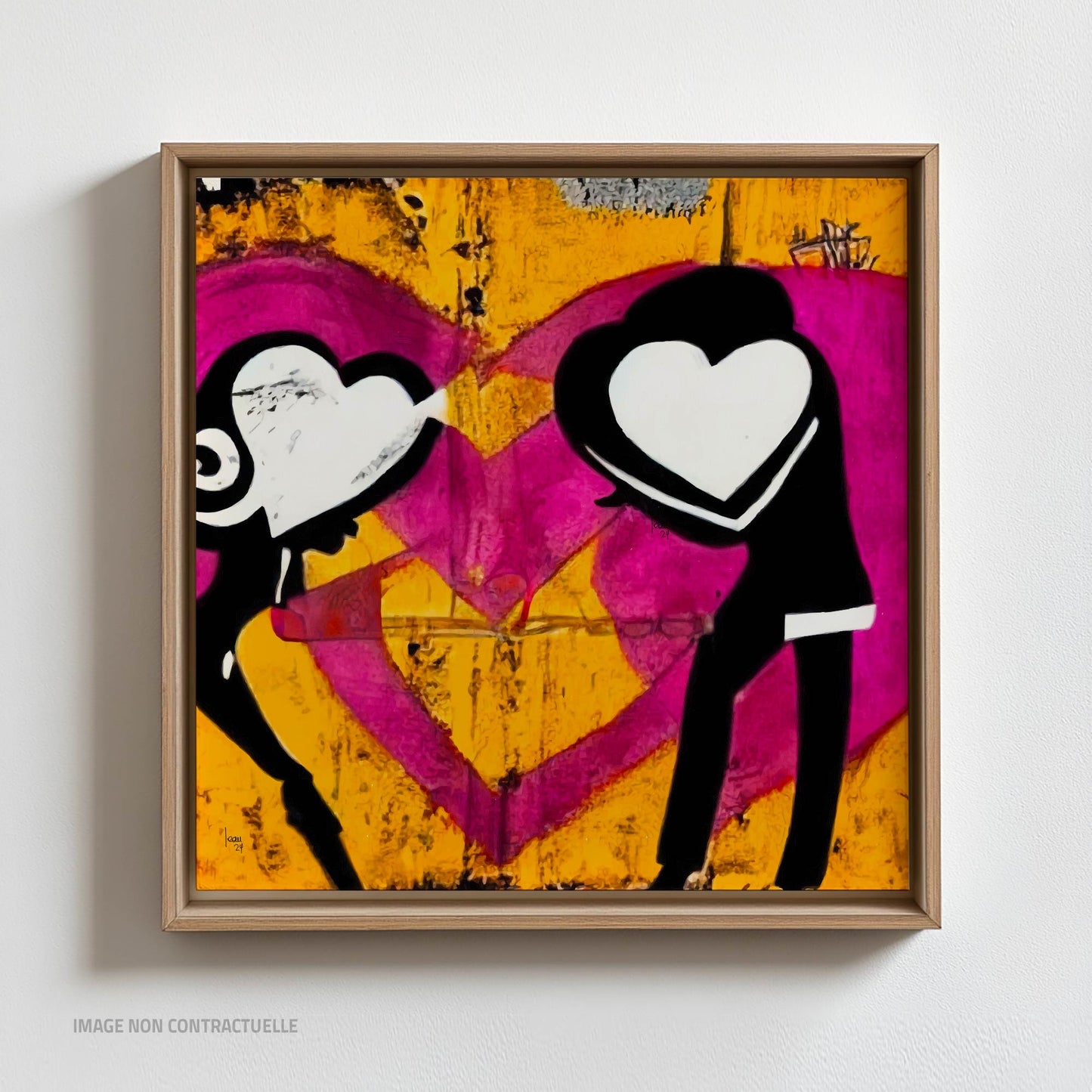 Œuvre 'ATTRACTION' sur cadre flottant en bois clair, silhouettes aux cœurs vibrants sur fond jaune et fuchsia, tirage sur Dibond, style street art, 2024