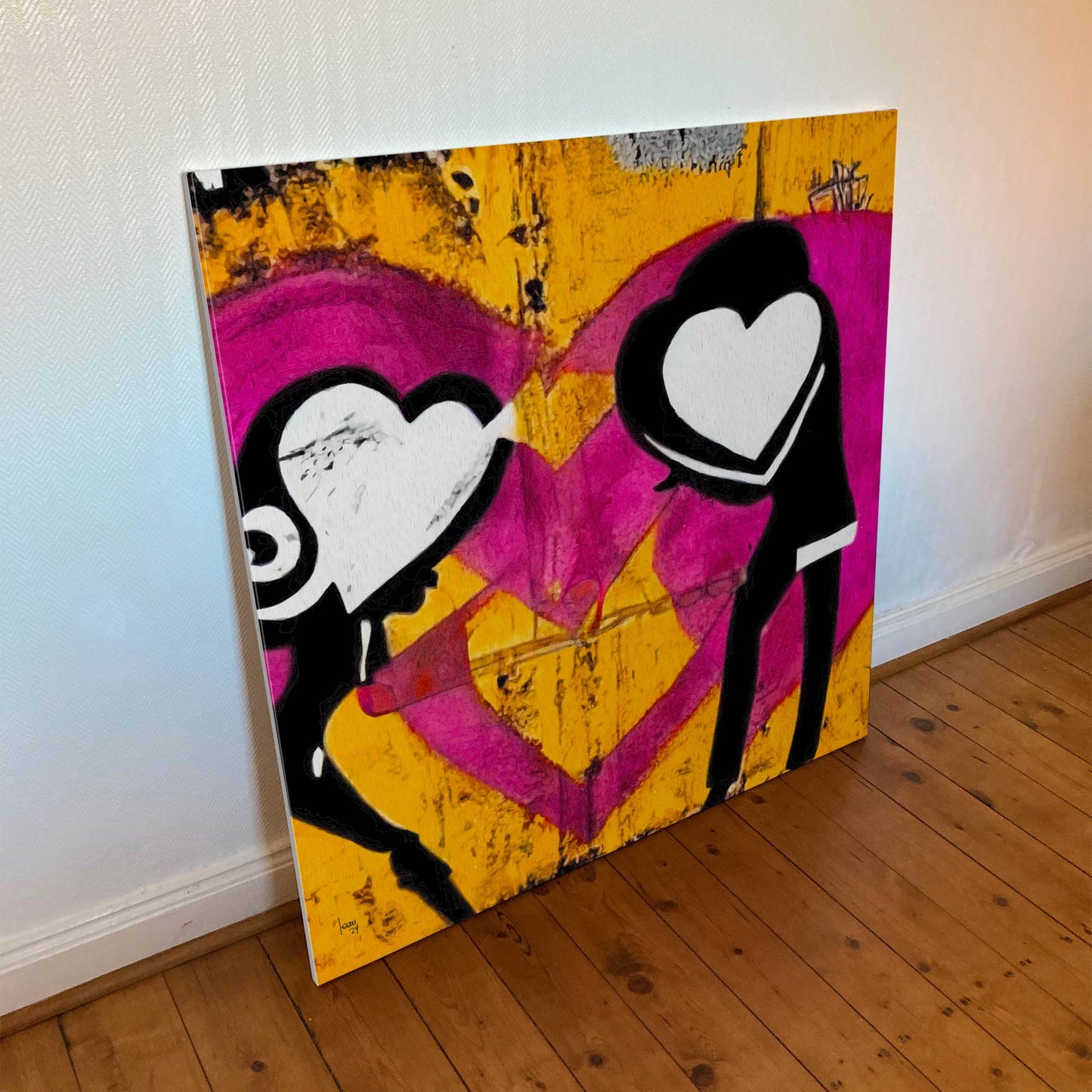 Œuvre 'ATTRACTION' imprimée sur toile Hahnemühle Canvas Goya 340g, silhouettes aux cœurs éclatants sur fond jaune et fuchsia, art figuratif vibrant, 2024