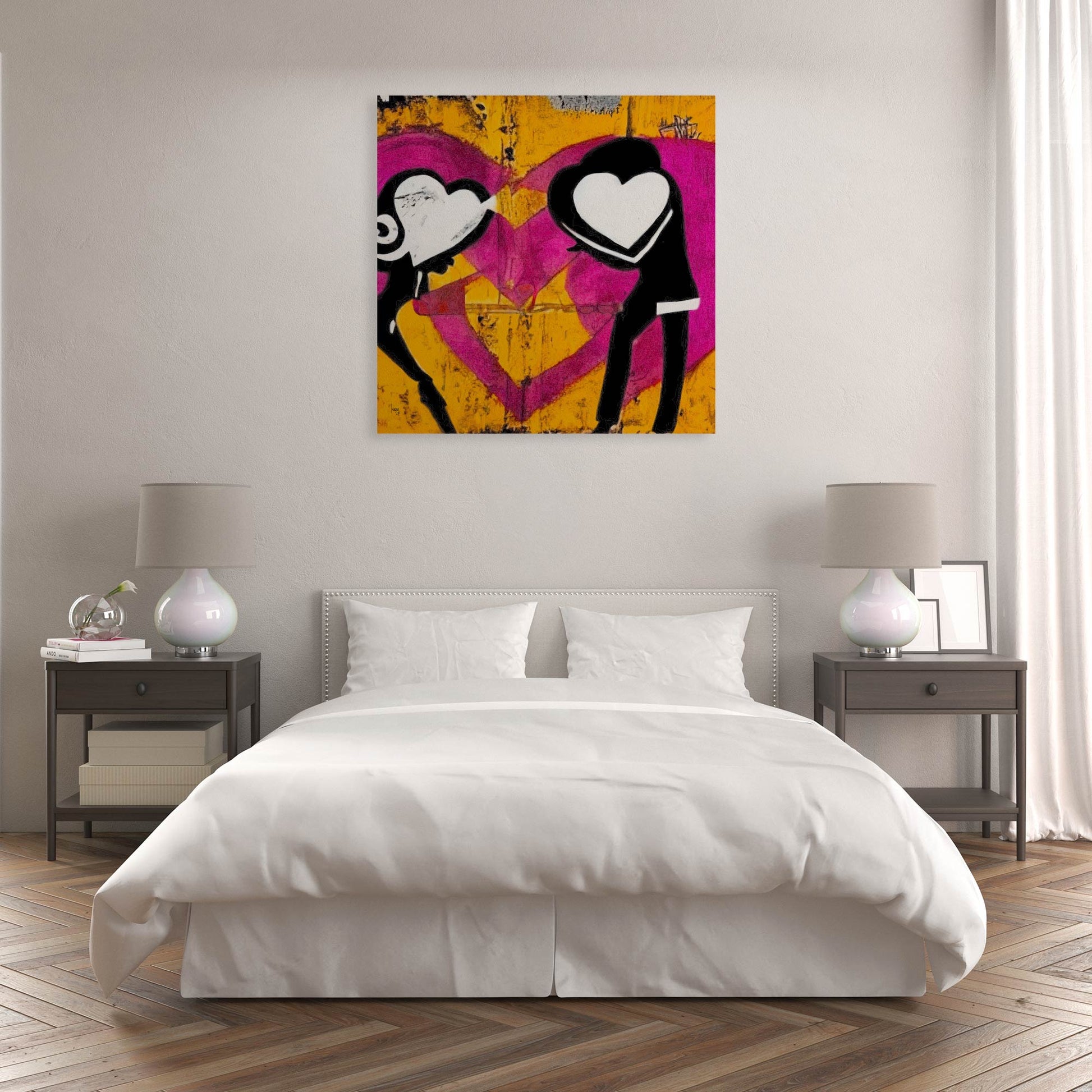 Œuvre 'ATTRACTION' exposée dans une chambre moderne, silhouettes aux cœurs vibrants sur fond jaune et fuchsia, ajoutant émotion à la décoration intérieure, 2024