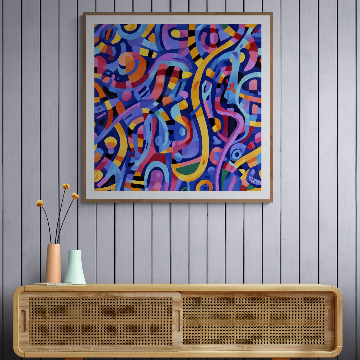 Œuvre 'VIBRATIONS' encadrée et exposée dans un couloir, couleurs vives bleu, jaune, rouge et violet illuminant l'espace, décoration intérieure contemporaine dynamique, 2024