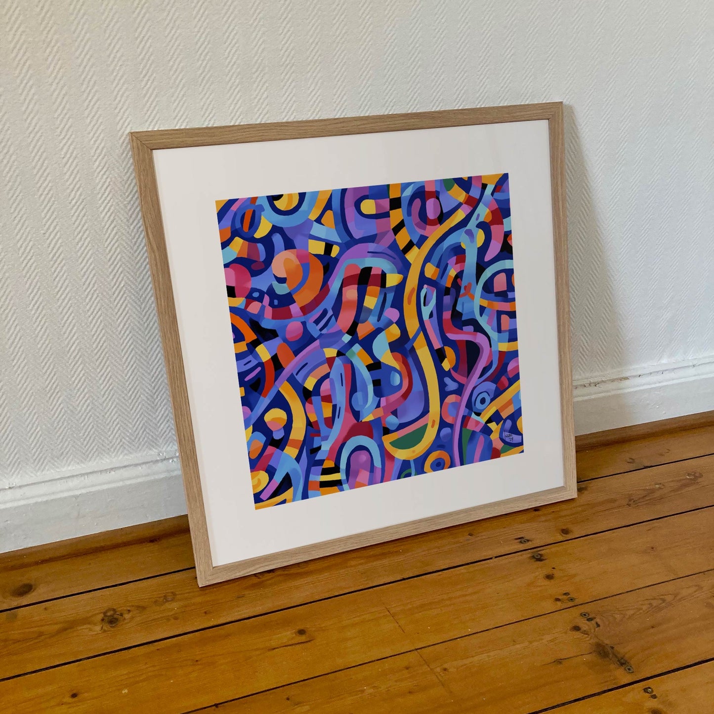 Œuvre 'VIBRATIONS' encadrée en 50x50cm, couleurs intenses bleu, jaune, rouge et violet s’entrelançant, cadre en bois clair, style abstrait énergétique, 2024